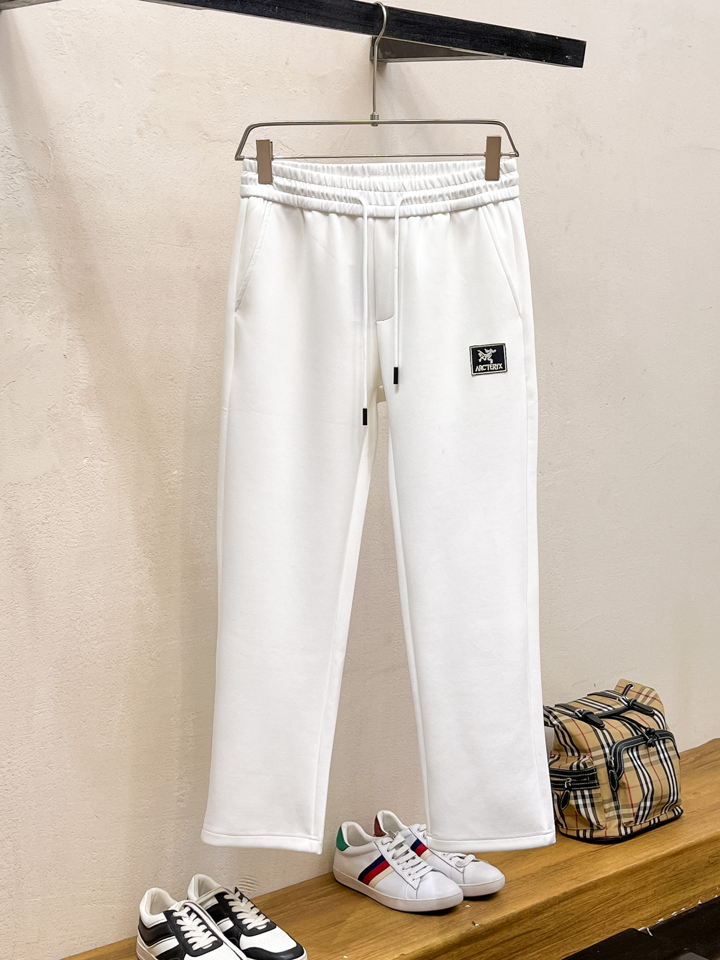 NO:598243,Archaeopteryx 2025 Autumn and Winter Men's Clothing Counter Official Website New Product Air Layer Cotton Hot Fabric Super Popular Recommended Men's Essential Men's Trousers for Autumn and Winter The front is decorated with classic icon embroidery elements and the design interprets the essence of the brand. Casual pants made of air layer fabric are soft and draping, comfortable and breathable, with clear texture and natural cotton feel. Highly recommended!  Size..M-3XL (black and white 2 colors),arc'teryx,alexander wang19860909始祖鸟2025秋冬男装专柜官网新品空气层棉 爆款面料超好人气推荐秋冬必备男士长裤正面饰有经典图标刺绣元素设计诠释品牌精髓,空气层面料休闲裤制成,柔软垂顺,舒适透气、纹理清晰、棉感自然,强烈推荐！尺码..M-3XL(黑白2色),arc'teryx,alexander wang,Men's clothing