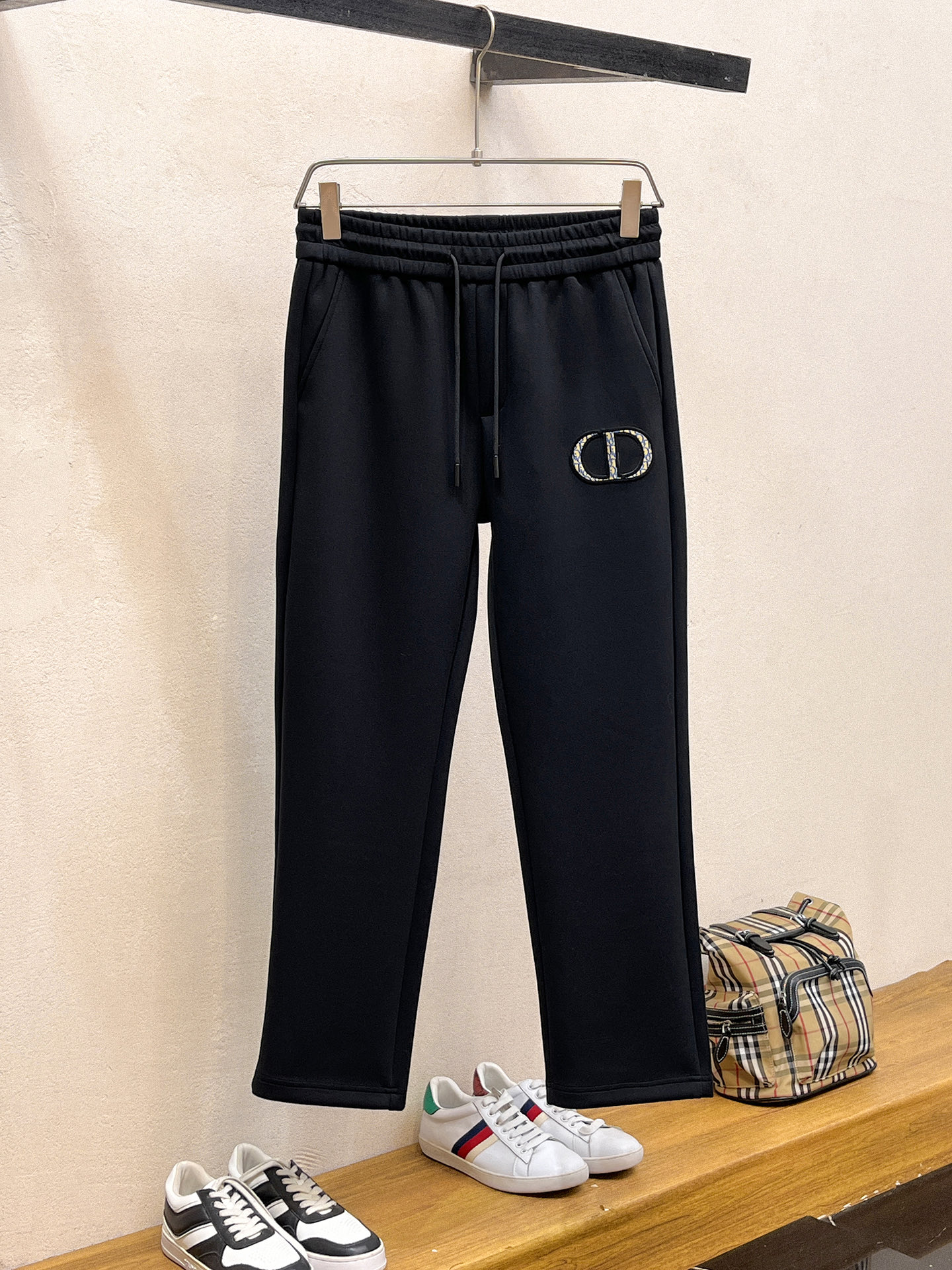 NO:598228,Dior's 2025 Autumn and Winter Men's Clothing Counter official website new product air layer cotton. The popular fabric is super popular and recommended. The must-have men's trousers for autumn and winter are decorated with classic icon embroidery elements on the front. The design interprets the essence of the brand. Casual pants are made of air layer fabric. They are soft and draping, comfortable and breathable, with clear texture and natural cotton feel. Highly recommended!  Size..M-3XL (black and white 2 colors), dior, alexander wang19860909迪奥2025秋冬男装专柜官网新品空气层棉 爆款面料超好人气推荐秋冬必备男士长裤正面饰有经典图标刺绣元素设计诠释品牌精髓,空气层面料休闲裤制成,柔软垂顺,舒适透气、纹理清晰、棉感自然,强烈推荐！尺码..M-3XL(黑白2色),,dior,alexander wang,Men's clothing