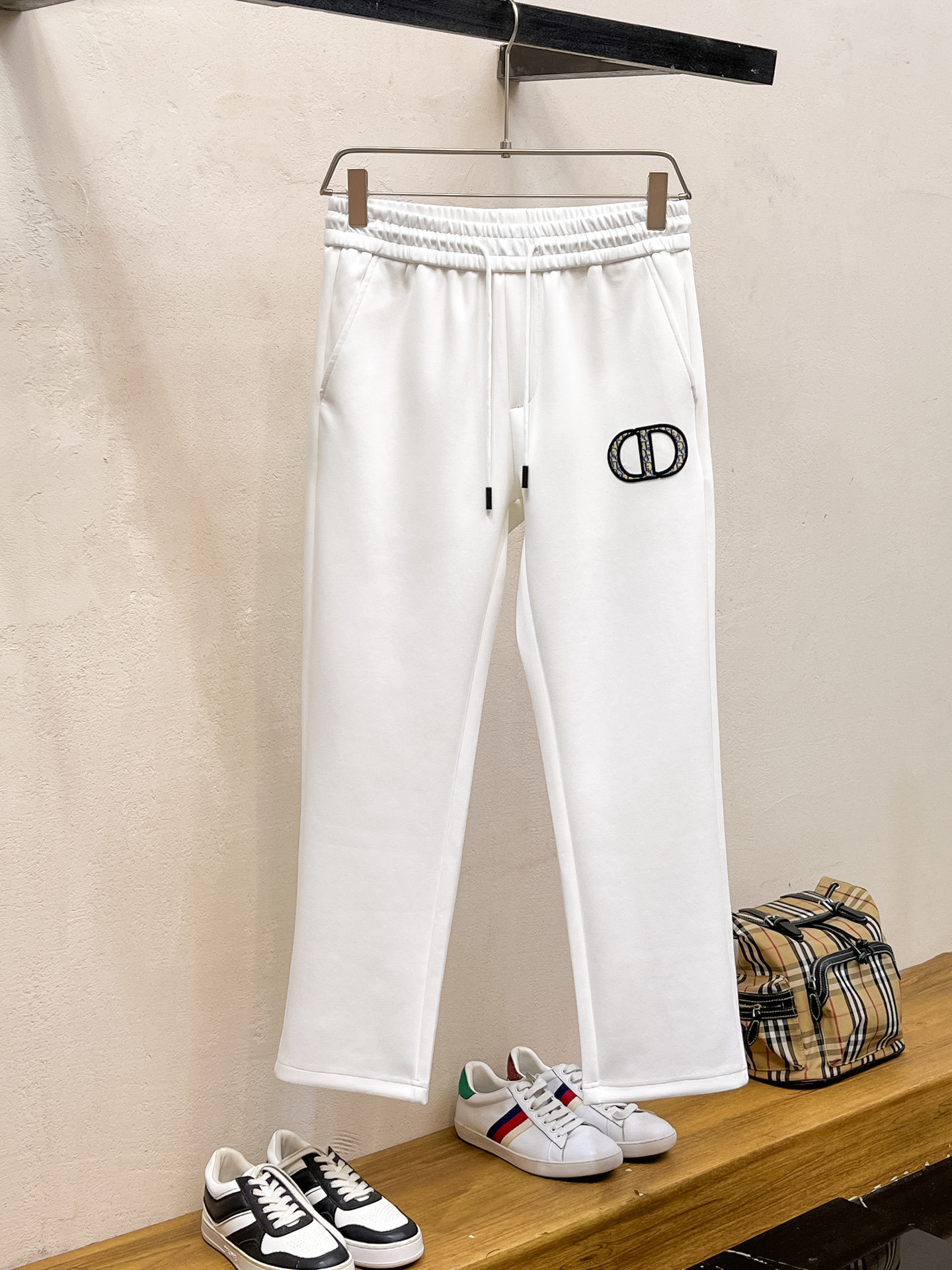 NO:598226,Dior's 2025 Autumn and Winter Men's Clothing Counter official website new product air layer cotton. The hot-selling fabric is super popular and recommended. The must-have men's trousers for autumn and winter are decorated with classic icon embroidery elements on the front. The design interprets the essence of the brand. Casual pants made of air layer fabric are soft and draping, comfortable and breathable, with clear texture and natural cotton feel. Highly recommended!  Size..M-3XL (black and white 2 colors), dior, alexander wang19860909迪奥 2025秋冬男装专柜官网新品空气层棉 爆款面料超好人气推荐秋冬必备男士长裤正面饰有经典图标刺绣元素设计诠释品牌精髓,空气层面料休闲裤制成,柔软垂顺,舒适透气、纹理清晰、棉感自然,强烈推荐！尺码..M-3XL(黑白2色),,dior,alexander wang,Men's clothing