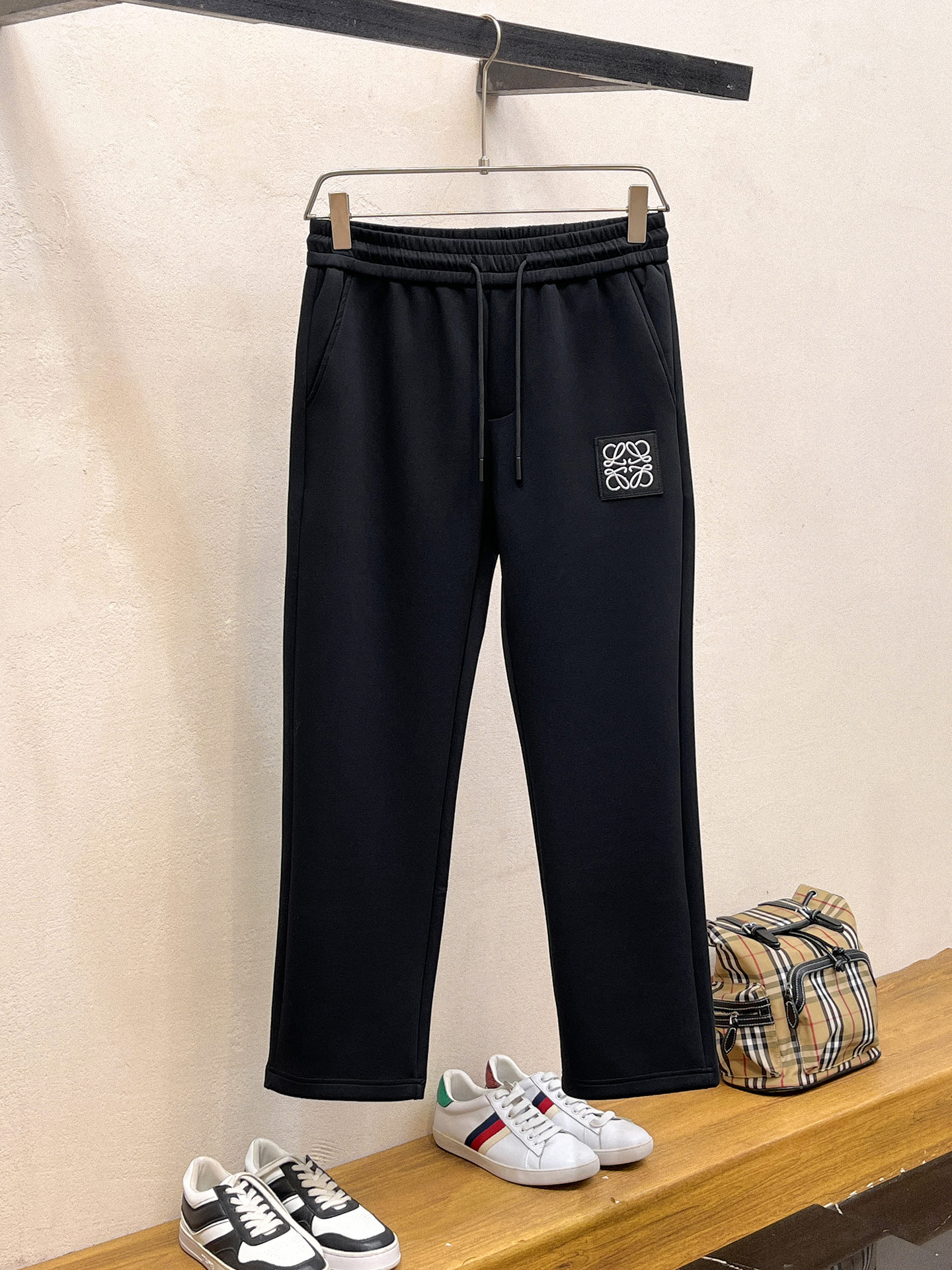 NO:598240,Luo Yiwei's 2025 autumn and winter men's clothing counter official website new product air layer cotton. The popular fabric is super popular and recommended. The must-have men's trousers for autumn and winter are decorated with classic icon embroidery elements on the front. The design interprets the essence of the brand. Casual pants made of air layer fabric are soft and draping, comfortable and breathable, with clear texture and natural cotton feel. Highly recommended!  Size..M-3XL (black and white 2 colors),,loewe,alexander wang19860909罗意威2025秋冬男装专柜官网新品空气层棉 爆款面料超好人气推荐秋冬必备男士长裤正面饰有经典图标刺绣元素设计诠释品牌精髓,空气层面料休闲裤制成,柔软垂顺,舒适透气、纹理清晰、棉感自然,强烈推荐！尺码..M-3XL(黑白2色),,loewe,alexander wang,Men's clothing