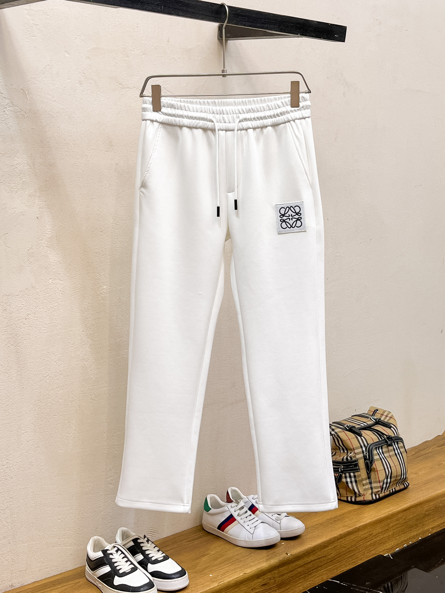 NO:598238,Loewe 2025 Autumn and Winter Men's Clothing Counter Official Website New Product Air Layer Cotton Hot-selling fabric is super popular and recommended. The must-have men's trousers for autumn and winter are decorated with classic icon embroidery elements on the front and the design interprets the essence of the brand. Casual pants made of air layer fabric are soft and draping, comfortable and breathable, with clear texture and natural cotton feel. Highly recommended!  Size..M-3XL (black and white 2 colors),,loewe,alexander wang19860909罗意威 2025秋冬男装专柜官网新品空气层棉 爆款面料超好人气推荐秋冬必备男士长裤正面饰有经典图标刺绣元素设计诠释品牌精髓,空气层面料休闲裤制成,柔软垂顺,舒适透气、纹理清晰、棉感自然,强烈推荐！尺码..M-3XL(黑白2色),,loewe,alexander wang,Men's clothing