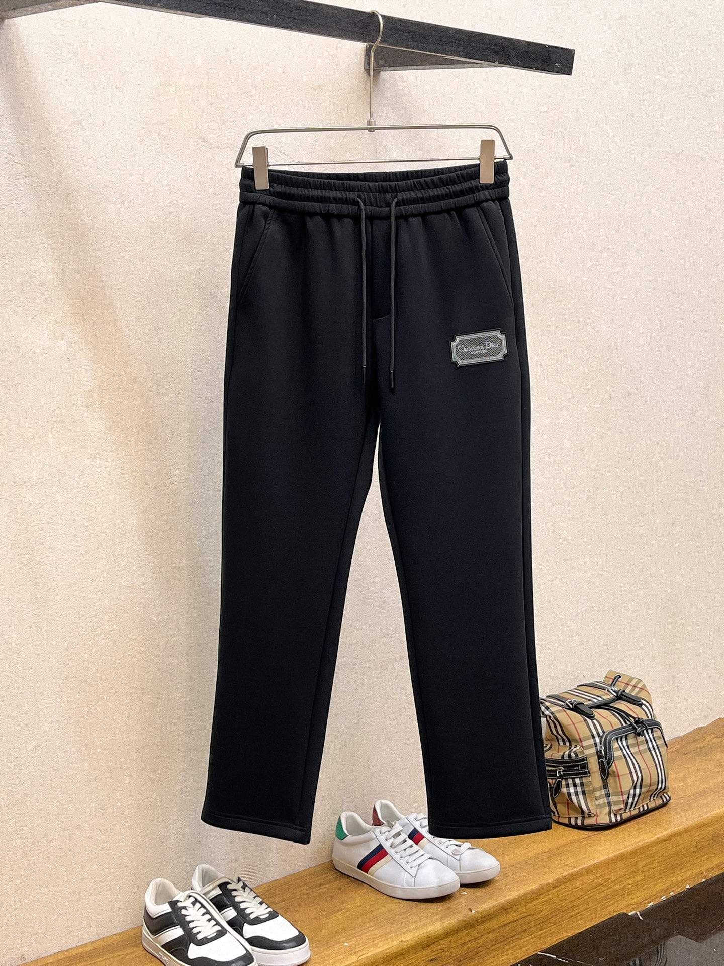 NO:598241,Dior's 2025 Autumn and Winter Men's Clothing Counter official website new product air layer cotton. The hot-selling fabric is super popular and recommended. The must-have men's trousers for autumn and winter are decorated with classic icon embroidery elements on the front. The design interprets the essence of the brand. Casual pants made of air layer fabric are soft and draping, comfortable and breathable, with clear texture and natural cotton feel. Highly recommended!  Size..M-3XL (black and white 2 colors), dior, alexander wang19860909迪奥 2025秋冬男装专柜官网新品空气层棉 爆款面料超好人气推荐秋冬必备男士长裤正面饰有经典图标刺绣元素设计诠释品牌精髓,空气层面料休闲裤制成,柔软垂顺,舒适透气、纹理清晰、棉感自然,强烈推荐！尺码..M-3XL(黑白2色),,dior,alexander wang,Men's clothing