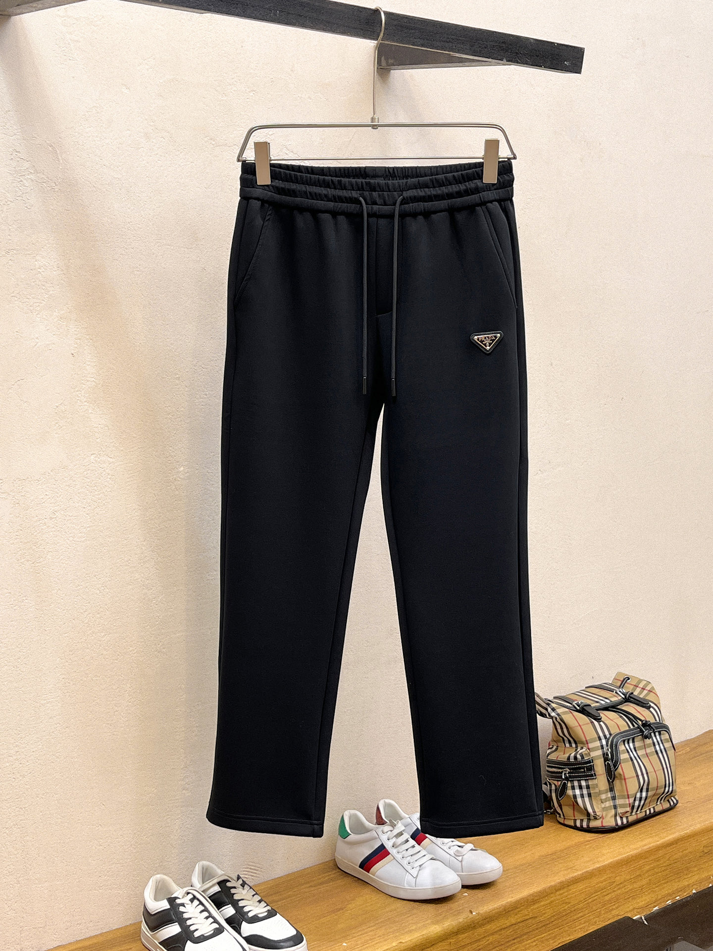 NO:598237,Prada 2025 Autumn and Winter Men's Clothing Counter official website new product air layer cotton. The popular fabric is super popular and recommended. The must-have men's trousers in autumn and winter are decorated with classic icon embroidery elements on the front. The design interprets the essence of the brand. Casual pants made of air layer fabric are soft and draping, comfortable and breathable, with clear texture and natural cotton feel. Highly recommended!  Size..M-3XL (black and white 2 colors), prada, alexander wang19860909普拉达 2025秋冬男装专柜官网新品空气层棉 爆款面料超好人气推荐秋冬必备男士长裤正面饰有经典图标刺绣元素设计诠释品牌精髓,空气层面料休闲裤制成,柔软垂顺,舒适透气、纹理清晰、棉感自然,强烈推荐！尺码..M-3XL(黑白2色),,prada,alexander wang,Men's clothing