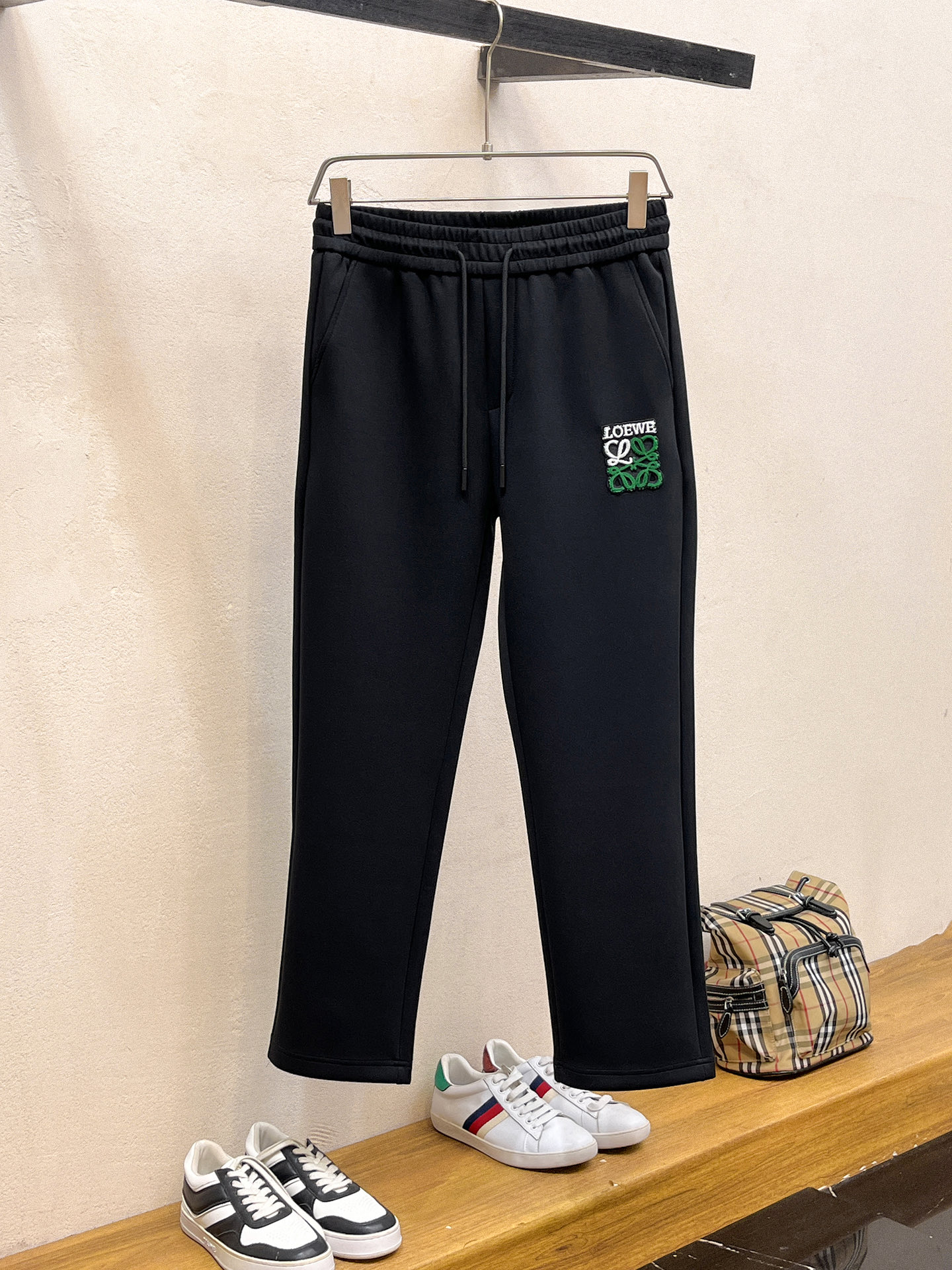 NO:598235,Loewe 2025 Autumn and Winter Men's Clothing Counter Official Website New Product Air Layer Cotton Hot-selling fabric is super popular and recommended. The must-have men's trousers for autumn and winter are decorated with classic icon embroidery elements on the front and the design interprets the essence of the brand. Casual pants made of air layer fabric are soft and draping, comfortable and breathable, with clear texture and natural cotton feel. Highly recommended!  Size..M-3XL (black and white 2 colors),,loewe,alexander wang19860909罗意威 2025秋冬男装专柜官网新品空气层棉 爆款面料超好人气推荐秋冬必备男士长裤正面饰有经典图标刺绣元素设计诠释品牌精髓,空气层面料休闲裤制成,柔软垂顺,舒适透气、纹理清晰、棉感自然,强烈推荐！尺码..M-3XL(黑白2色),,loewe,alexander wang,Men's clothing