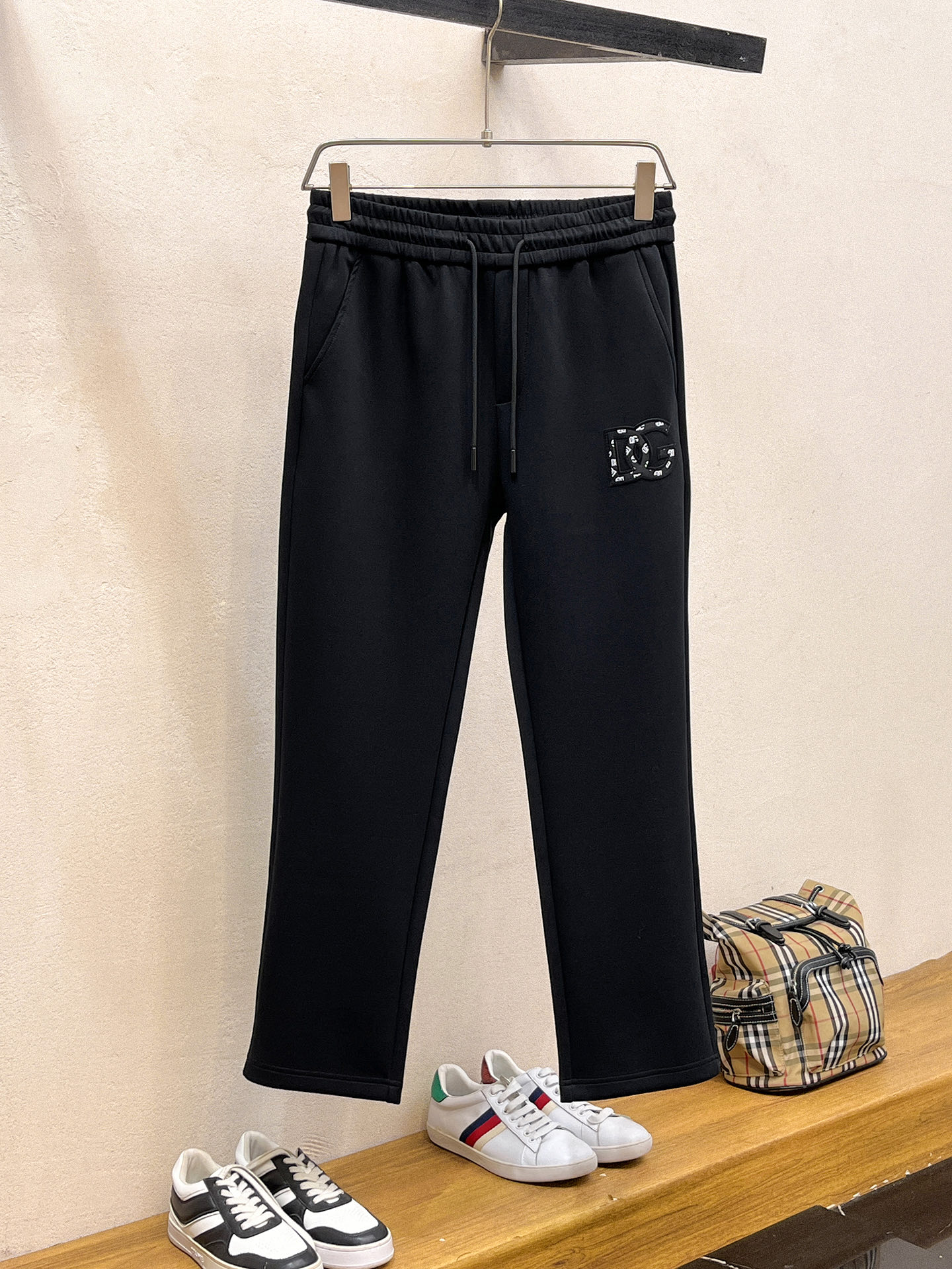 NO:598227,DG 2025 autumn and winter men's clothing counter official website new product air layer cotton, hot-selling fabric, super popular recommendation, must-have men's trousers in autumn and winter, the front is decorated with classic icon embroidery elements, the design interprets the essence of the brand, casual pants made of air layer fabric, soft and draping, comfortable and breathable, clear texture, natural cotton feel, highly recommended!  Size..M-3XL (black and white 2 colors),,alexander wang19860909DG 2025秋冬男装专柜官网新品空气层棉 爆款面料超好人气推荐秋冬必备男士长裤正面饰有经典图标刺绣元素设计诠释品牌精髓,空气层面料休闲裤制成,柔软垂顺,舒适透气、纹理清晰、棉感自然,强烈推荐！尺码..M-3XL(黑白2色),,alexander wang,Men's clothing