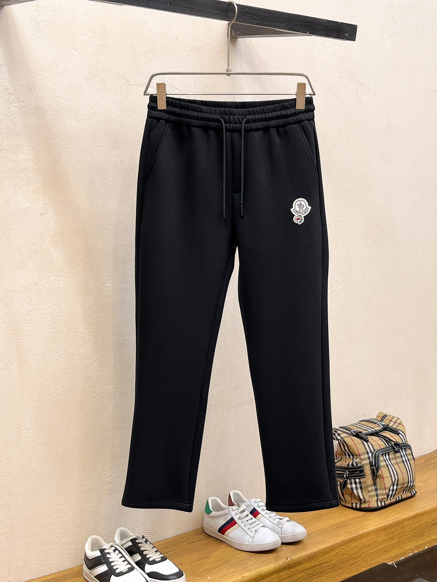 NO:598225,Mengkou 2025 Autumn and Winter Men's Clothing Counter official website new product air layer cotton. The popular fabric is super popular and recommended. The must-have men's trousers for autumn and winter are decorated with classic icon embroidery elements on the front. The design interprets the essence of the brand. Casual pants made of air layer fabric are soft and draping, comfortable and breathable, with clear texture and natural cotton feel. Highly recommended!  Size..M-3XL (black and white 2 colors),,Moncler,alexander wang19860909蒙口2025秋冬男装专柜官网新品空气层棉 爆款面料超好人气推荐秋冬必备男士长裤正面饰有经典图标刺绣元素设计诠释品牌精髓,空气层面料休闲裤制成,柔软垂顺,舒适透气、纹理清晰、棉感自然,强烈推荐！尺码..M-3XL(黑白2色),,Moncler,alexander wang,Men's clothing