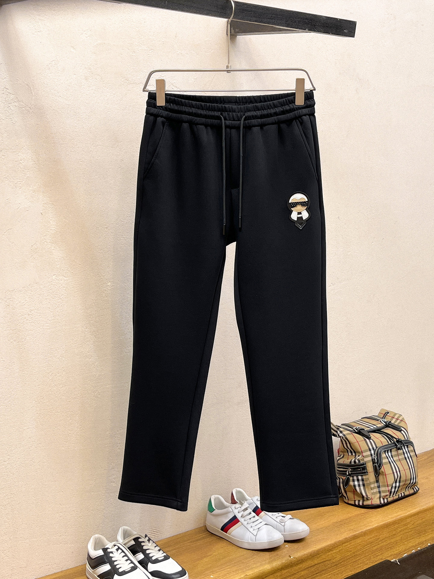 NO:598222,Fendi 2025 Autumn and Winter Men's Clothing Counter Official Website New Product Air Layer Cotton Hot Fabric Super Popular Recommended Men's Essential Men's Trousers for Autumn and Winter The front is decorated with classic icon embroidery elements and the design interprets the essence of the brand. Casual pants made of air layer fabric are soft and draping, comfortable and breathable, with clear texture and natural cotton feel. Highly recommended!  Size..M-3XL (black and white 2 colors),,fendi,alexander wang19860909芬迪2025秋冬男装专柜官网新品空气层棉 爆款面料超好人气推荐秋冬必备男士长裤正面饰有经典图标刺绣元素设计诠释品牌精髓,空气层面料休闲裤制成,柔软垂顺,舒适透气、纹理清晰、棉感自然,强烈推荐！尺码..M-3XL(黑白2色),,fendi,alexander wang,Men's clothing