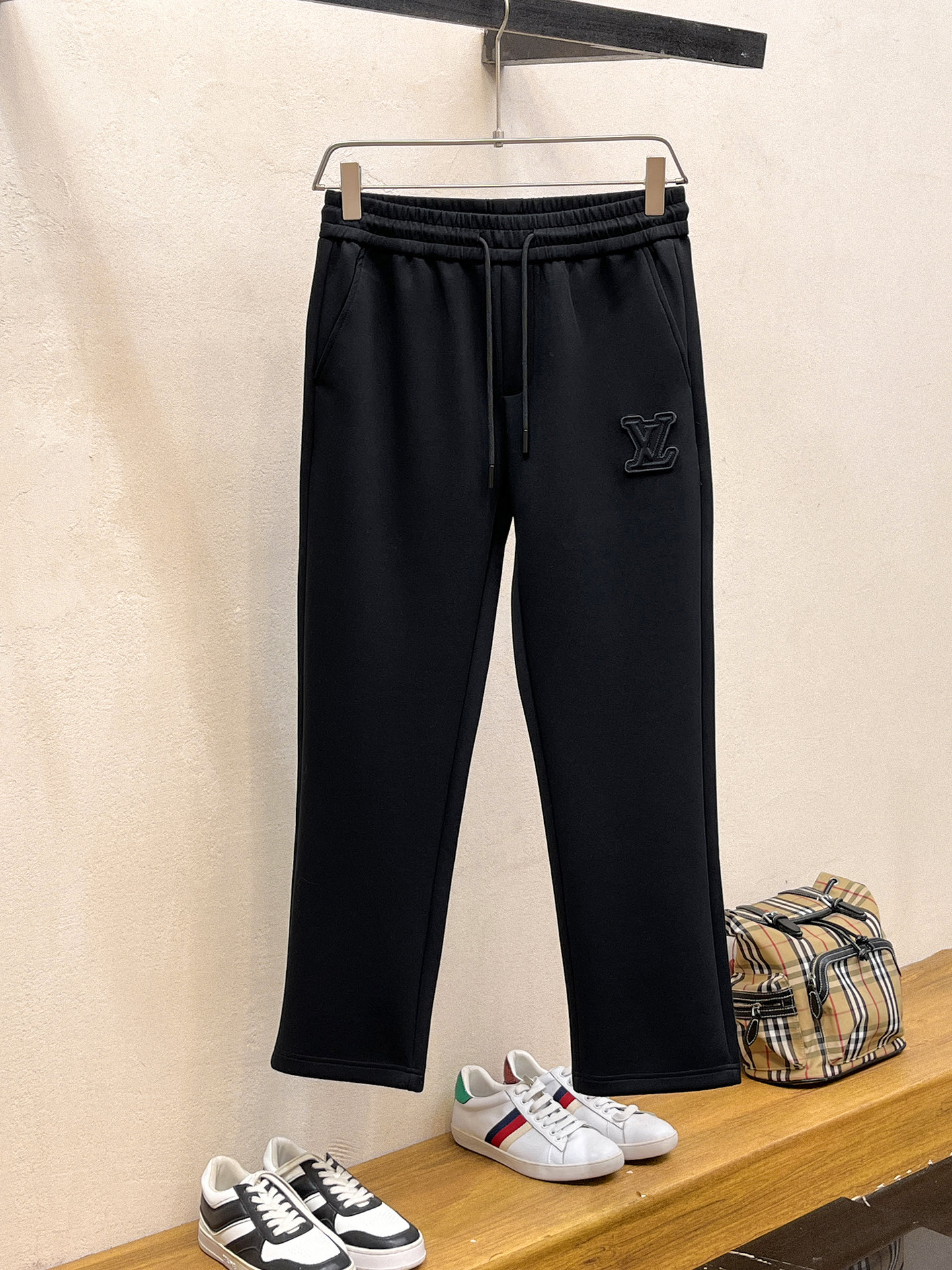 NO:598216,LV2025 Autumn and Winter Men's Clothing Counter official website new product Air Layer Cotton. Hot-selling fabric, super popular and recommended. The must-have men's trousers in autumn and winter are decorated with classic icon embroidery elements on the front. The design interprets the essence of the brand. Casual pants are made of air layer fabric. They are soft and draping, comfortable and breathable, with clear texture and natural cotton feel. Highly recommended!  Size..M-3XL (black and white 2 colors),,louis vuitton,alexander wang19860909LV2025秋冬男装专柜官网新品空气层棉 爆款面料超好人气推荐秋冬必备男士长裤正面饰有经典图标刺绣元素设计诠释品牌精髓,空气层面料休闲裤制成,柔软垂顺,舒适透气、纹理清晰、棉感自然,强烈推荐！尺码..M-3XL(黑白2色),,louis vuitton,alexander wang,Men's clothing