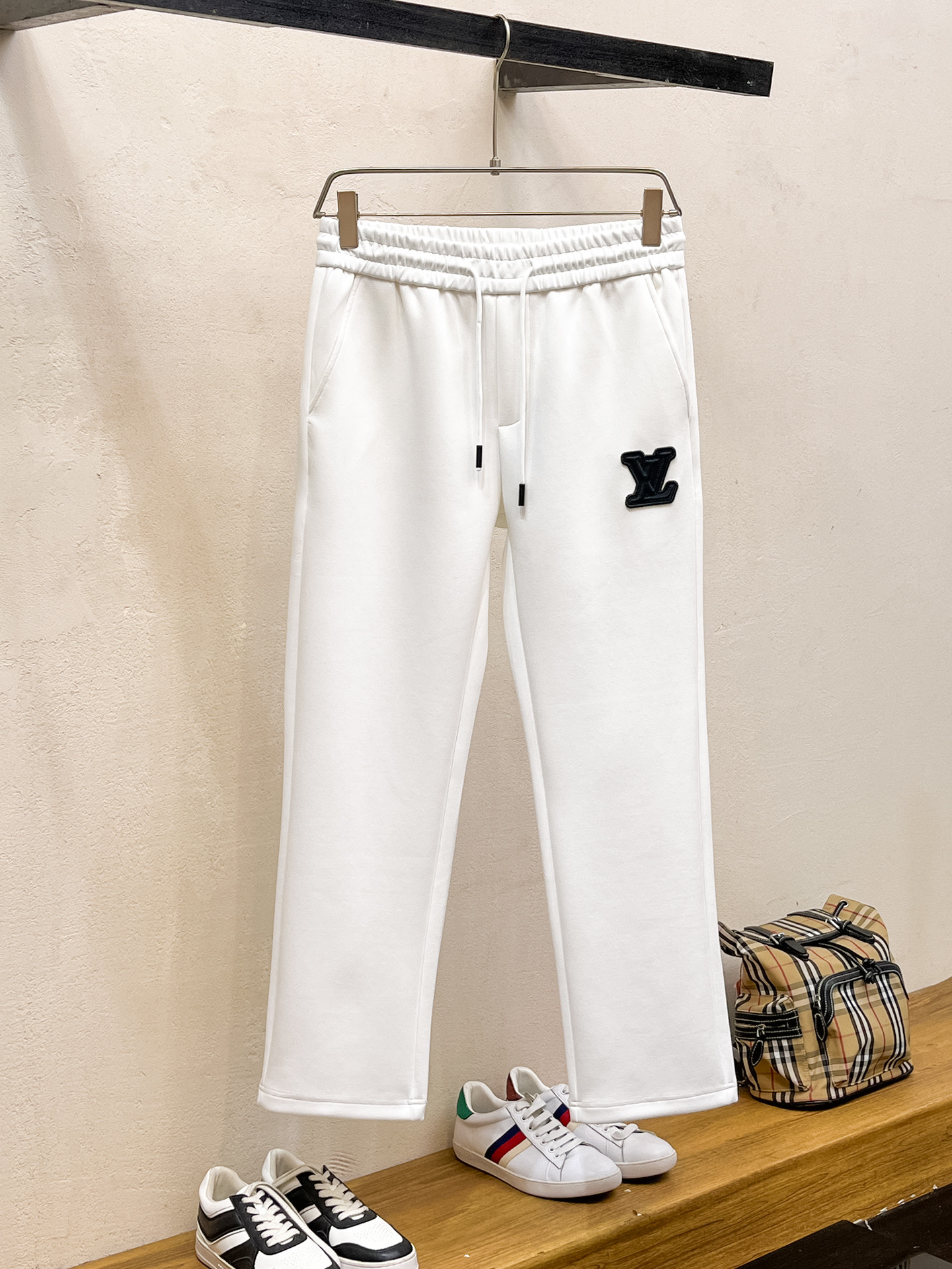 NO:598213,LV 2025 Autumn and Winter Men's Clothing Counter Official Website New Product Air Layer Cotton Hot-selling fabric is super popular and recommended. The must-have men's trousers in autumn and winter are decorated with classic icon embroidery elements on the front and the design interprets the essence of the brand. Casual pants made of air layer fabric are soft and draping, comfortable and breathable, with clear texture and natural cotton feel. Highly recommended!  Size..M-3XL (black and white 2 colors),,louis vuitton,alexander wang19860909LV 2025秋冬男装专柜官网新品空气层棉 爆款面料超好人气推荐秋冬必备男士长裤正面饰有经典图标刺绣元素设计诠释品牌精髓,空气层面料休闲裤制成,柔软垂顺,舒适透气、纹理清晰、棉感自然,强烈推荐！尺码..M-3XL(黑白2色),,louis vuitton,alexander wang,Men's clothing