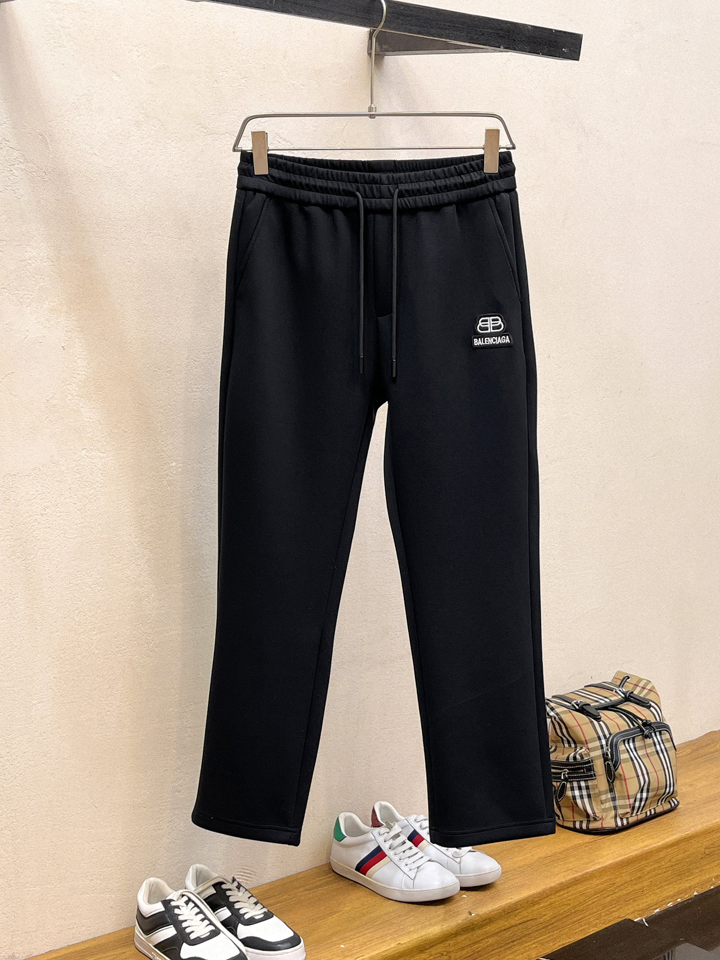 NO:598210,Balenciaga 2025 Autumn and Winter Men's Clothing Counter Official Website New Product Air Layer Cotton. The hot-selling fabric is super popular and recommended. The must-have men's trousers for autumn and winter are decorated with classic icon embroidery elements on the front. The design interprets the essence of the brand. Casual pants made of air layer fabric are soft and draping, comfortable and breathable, with clear texture and natural cotton feel. Highly recommended!  Size..M-3XL (black and white 2 colors),,balenciaga,alexander wang19860909巴黎世家 2025秋冬男装专柜官网新品空气层棉 爆款面料超好人气推荐秋冬必备男士长裤正面饰有经典图标刺绣元素设计诠释品牌精髓,空气层面料休闲裤制成,柔软垂顺,舒适透气、纹理清晰、棉感自然,强烈推荐！尺码..M-3XL(黑白2色),,balenciaga,alexander wang,Men's clothing