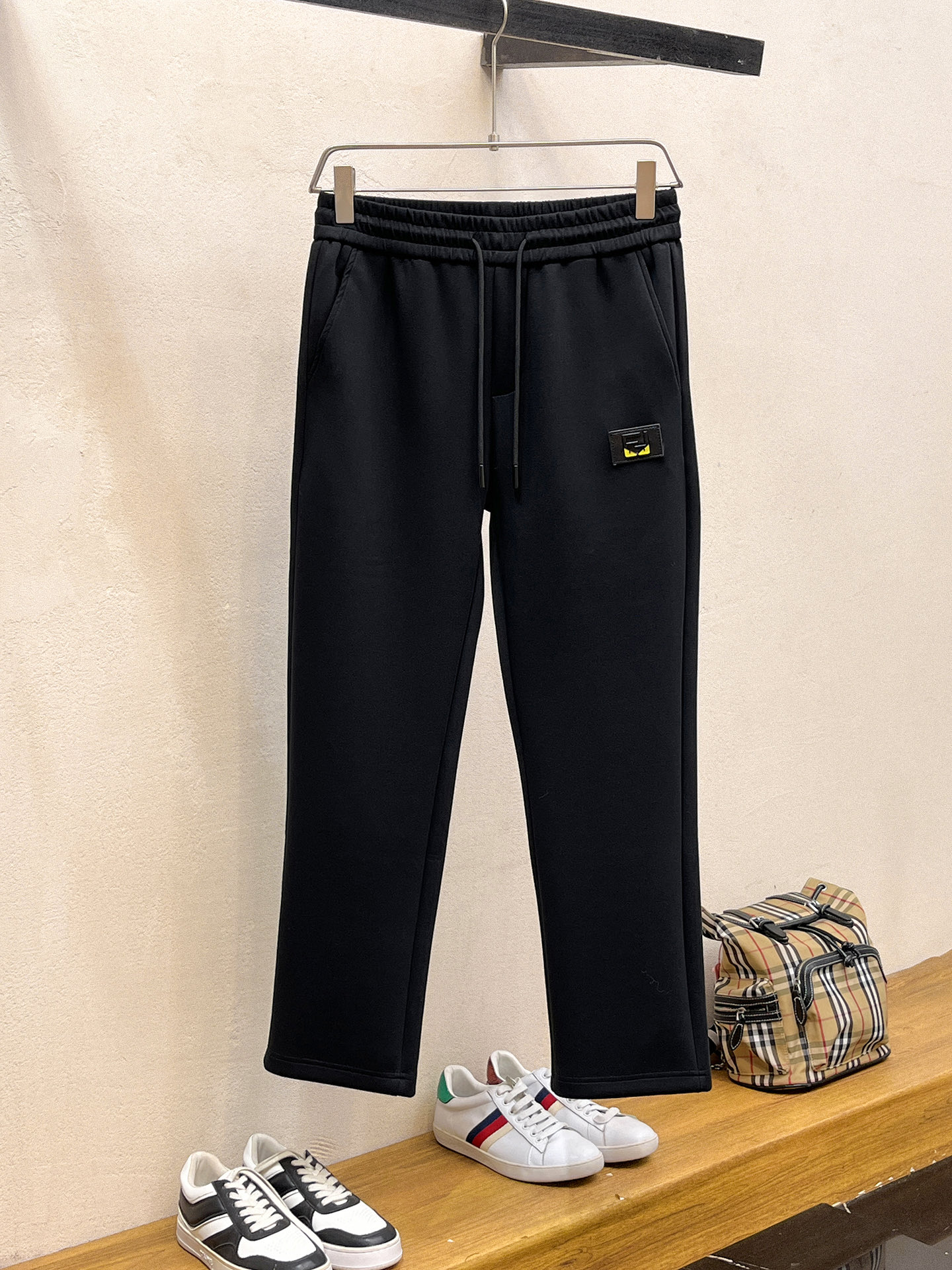 NO:598204,Fendi 2025 Autumn and Winter Men's Clothing Counter official website new product air layer cotton. The popular fabric is super popular and recommended. The must-have men's trousers for autumn and winter are decorated with classic icon embroidery elements on the front. The design interprets the essence of the brand. Casual pants made of air layer fabric are soft and draping, comfortable and breathable, with clear texture and natural cotton feel. Highly recommended!  Size..M-3XL (black and white 2 colors),,fendi,alexander wang19860909芬迪 2025秋冬男装专柜官网新品空气层棉 爆款面料超好人气推荐秋冬必备男士长裤正面饰有经典图标刺绣元素设计诠释品牌精髓,空气层面料休闲裤制成,柔软垂顺,舒适透气、纹理清晰、棉感自然,强烈推荐！尺码..M-3XL(黑白2色),,fendi,alexander wang,Men's clothing