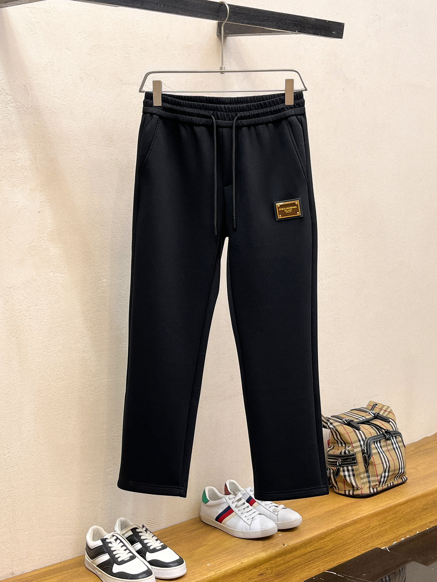 NO:598231,DG 2025 autumn and winter men's clothing counter official website new product air layer cotton, hot-selling fabric, super popular recommendation, must-have men's trousers in autumn and winter, the front is decorated with classic icon embroidery elements, the design interprets the essence of the brand, casual pants made of air layer fabric, soft and draping, comfortable and breathable, clear texture, natural cotton feel, highly recommended!  Size..M-3XL (black and white 2 colors),,alexander wang19860909DG 2025秋冬男装专柜官网新品空气层棉 爆款面料超好人气推荐秋冬必备男士长裤正面饰有经典图标刺绣元素设计诠释品牌精髓,空气层面料休闲裤制成,柔软垂顺,舒适透气、纹理清晰、棉感自然,强烈推荐！尺码..M-3XL(黑白2色),,alexander wang,Men's clothing