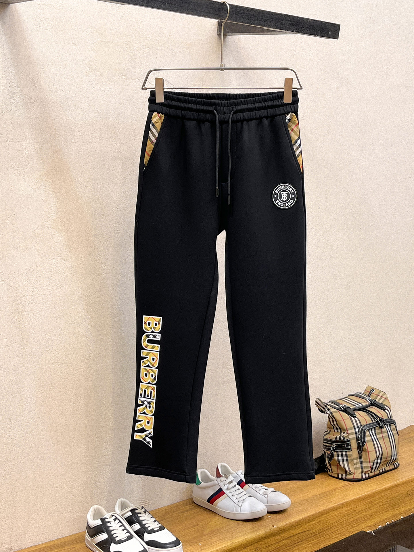 NO:598198,Burberry 2025 Autumn and Winter Men's Clothing Counter Official Website New Product Air Layer Cotton Hot-selling fabric is super popular and recommended. The must-have men's trousers for autumn and winter are decorated with classic icon embroidery elements on the front. The design interprets the essence of the brand. Casual pants made of air layer fabric are soft and draping, comfortable and breathable, with clear texture and natural cotton feel. Highly recommended!  Size..M-3XL (black and white 2 colors),,burberry,alexander wang19860909巴宝莉 2025秋冬男装专柜官网新品空气层棉 爆款面料超好人气推荐秋冬必备男士长裤正面饰有经典图标刺绣元素设计诠释品牌精髓,空气层面料休闲裤制成,柔软垂顺,舒适透气、纹理清晰、棉感自然,强烈推荐！尺码..M-3XL(黑白2色),,burberry,alexander wang,Men's clothing