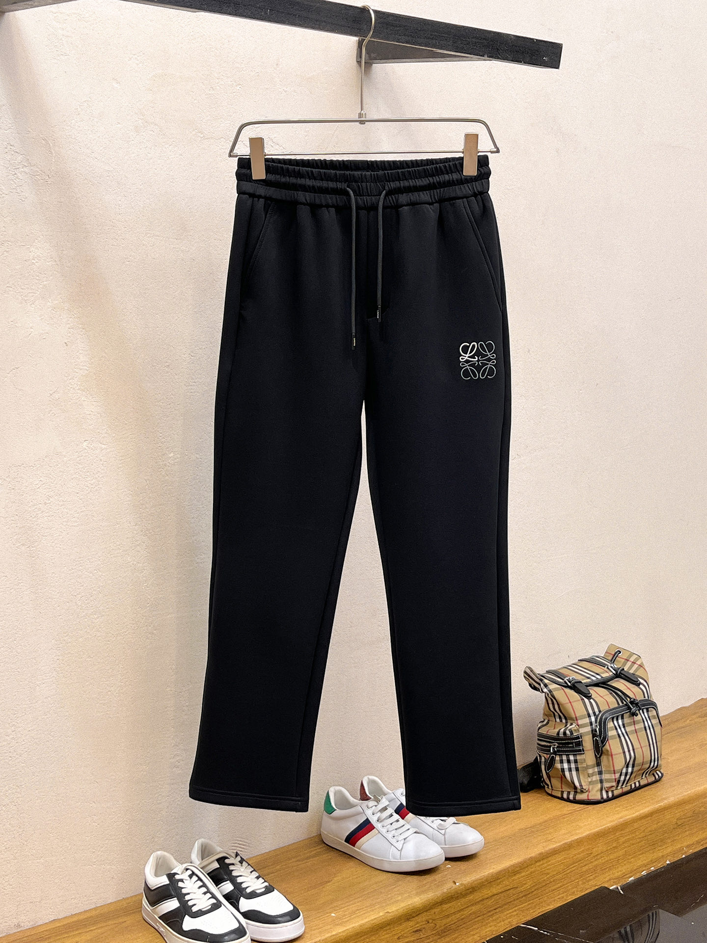 NO:598207,Loewe 2025 Autumn and Winter Men's Clothing Counter Official Website New Product Air Layer Cotton Hot-selling fabric is super popular and recommended. The must-have men's trousers for autumn and winter are decorated with classic icon embroidery elements on the front and the design interprets the essence of the brand. Casual pants made of air layer fabric are soft and draping, comfortable and breathable, with clear texture and natural cotton feel. Highly recommended!  Size..M-3XL (black and white 2 colors),,loewe,alexander wang19860909罗意威 2025秋冬男装专柜官网新品空气层棉 爆款面料超好人气推荐秋冬必备男士长裤正面饰有经典图标刺绣元素设计诠释品牌精髓,空气层面料休闲裤制成,柔软垂顺,舒适透气、纹理清晰、棉感自然,强烈推荐！尺码..M-3XL(黑白2色),,loewe,alexander wang,Men's clothing