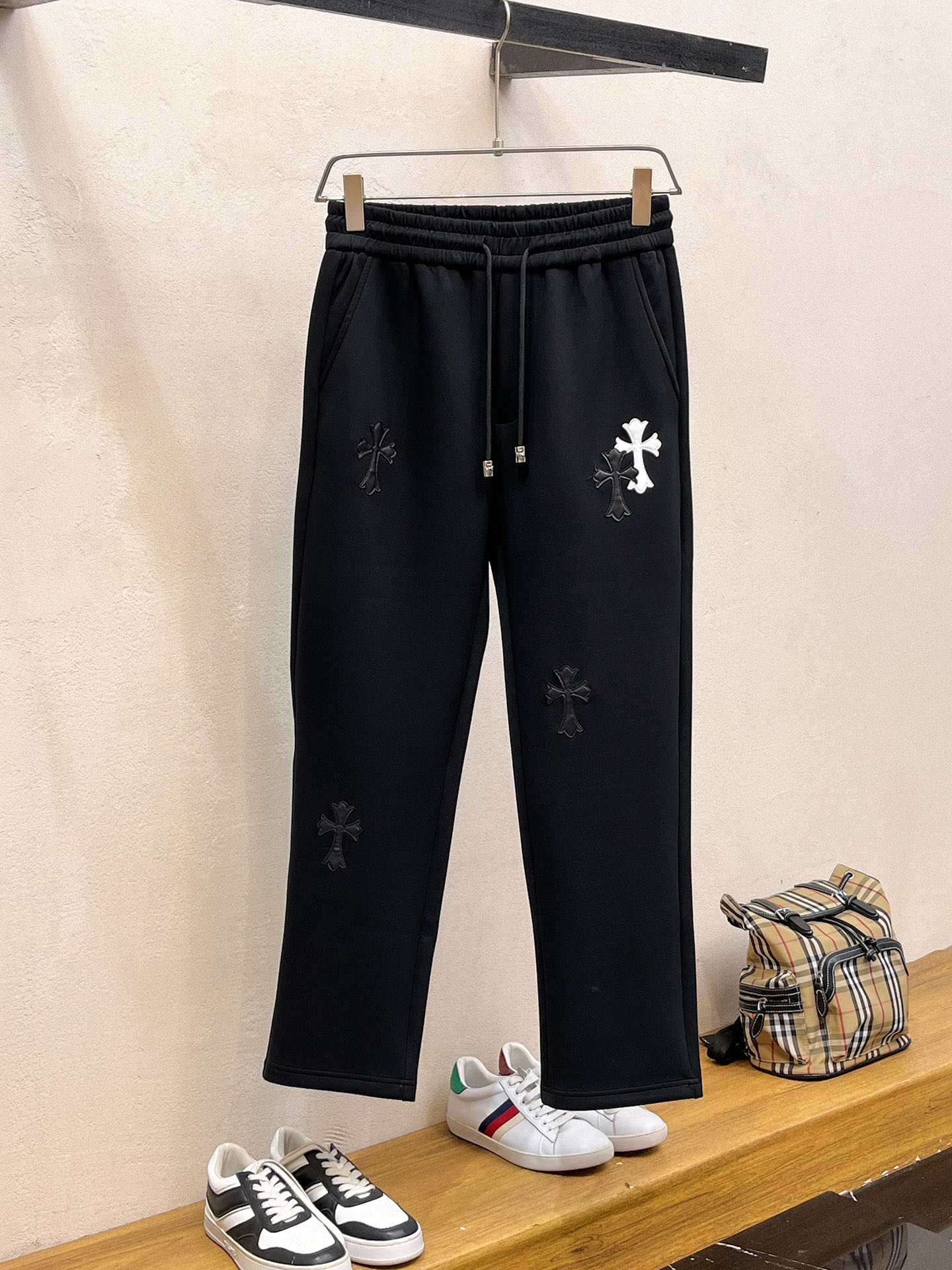 NO:598219,Kroxin 2025 Autumn and Winter Men's Clothing Counter Official Website New Product Air Layer Cotton Hot-selling Fabric Super Popular Recommended Men's Essential Men's Trousers for Autumn and Winter The front is decorated with classic icon embroidery elements and the design interprets the essence of the brand. Casual pants made of air layer fabric are soft and draping, comfortable and breathable, with clear texture and natural cotton feel. Highly recommended!  Size..M-3XL (black and white 2 colors),,chrome hearts,alexander wang19860909克罗心 2025秋冬男装专柜官网新品空气层棉 爆款面料超好人气推荐秋冬必备男士长裤正面饰有经典图标刺绣元素设计诠释品牌精髓,空气层面料休闲裤制成,柔软垂顺,舒适透气、纹理清晰、棉感自然,强烈推荐！尺码..M-3XL(黑白2色),,chrome hearts,alexander wang,Men's clothing