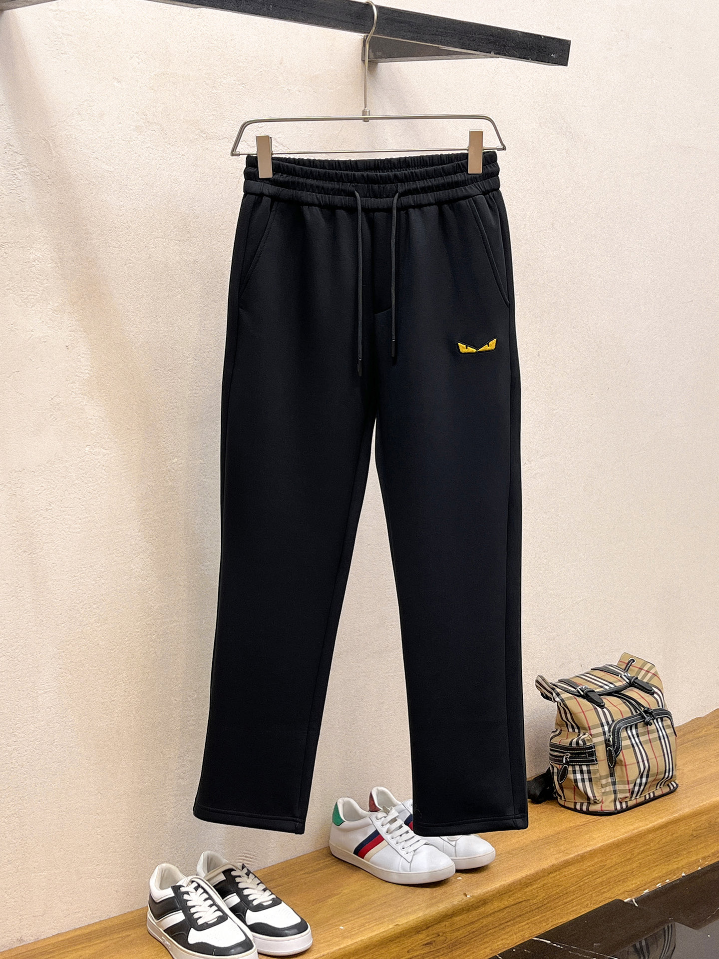 NO:598223,Fendi 2025 Autumn and Winter Men's Clothing Counter official website new product air layer cotton. The popular fabric is super popular and recommended. The must-have men's trousers for autumn and winter are decorated with classic icon embroidery elements on the front. The design interprets the essence of the brand. Casual pants made of air layer fabric are soft and draping, comfortable and breathable, with clear texture and natural cotton feel. Highly recommended!  Size..M-3XL (black and white 2 colors),,fendi,alexander wang19860909芬迪 2025秋冬男装专柜官网新品空气层棉 爆款面料超好人气推荐秋冬必备男士长裤正面饰有经典图标刺绣元素设计诠释品牌精髓,空气层面料休闲裤制成,柔软垂顺,舒适透气、纹理清晰、棉感自然,强烈推荐！尺码..M-3XL(黑白2色),,fendi,alexander wang,Men's clothing