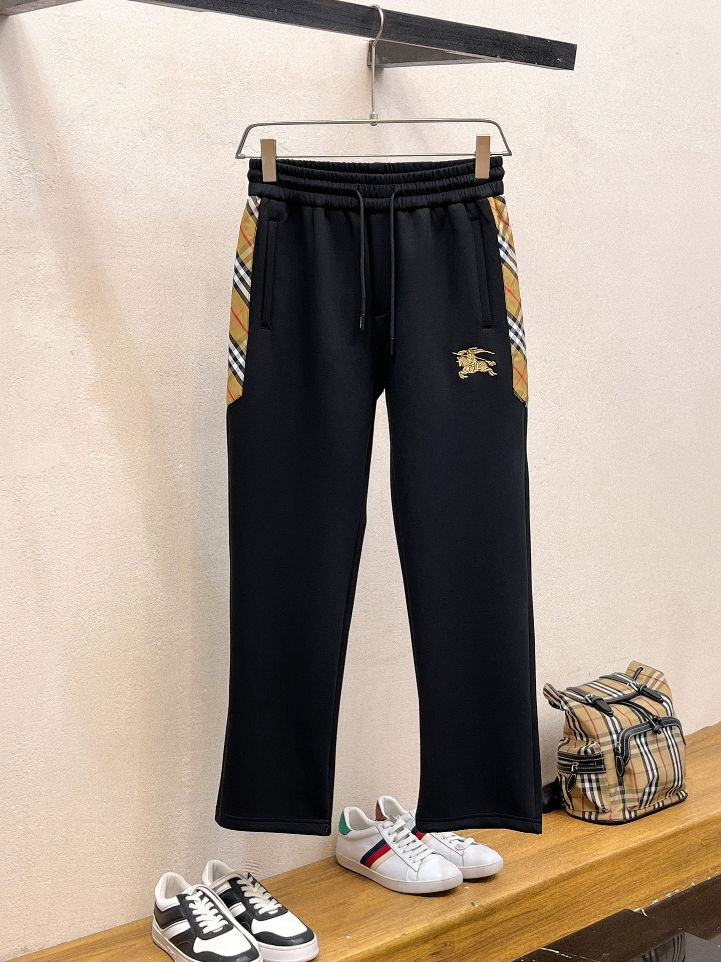 NO:598239,Burberry 2025 Autumn and Winter Men's Clothing Counter Official Website New Product Air Layer Cotton Hot-selling fabric is super popular and recommended. The must-have men's trousers for autumn and winter are decorated with classic icon embroidery elements on the front. The design interprets the essence of the brand. Casual pants made of air layer fabric are soft and draping, comfortable and breathable, with clear texture and natural cotton feel. Highly recommended!  Size..M-3XL (black and white 2 colors),,burberry,alexander wang19860909巴宝莉 2025秋冬男装专柜官网新品空气层棉 爆款面料超好人气推荐秋冬必备男士长裤正面饰有经典图标刺绣元素设计诠释品牌精髓,空气层面料休闲裤制成,柔软垂顺,舒适透气、纹理清晰、棉感自然,强烈推荐！尺码..M-3XL(黑白2色),,burberry,alexander wang,Men's clothing