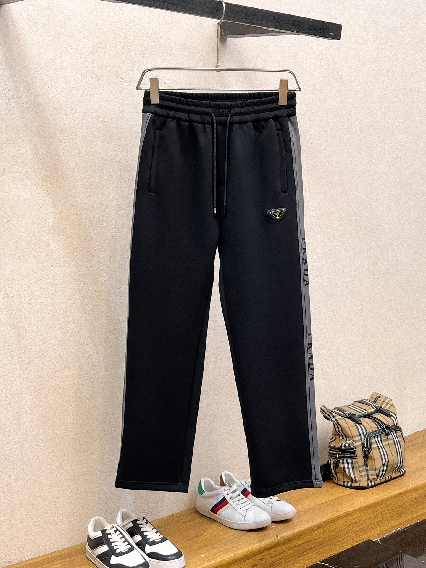 NO:598229,Prada 2025 Autumn and Winter Men's Clothing Counter official website new product air layer cotton. The popular fabric is super popular and recommended. The must-have men's trousers in autumn and winter are decorated with classic icon embroidery elements on the front. The design interprets the essence of the brand. Casual pants made of air layer fabric are soft and draping, comfortable and breathable, with clear texture and natural cotton feel. Highly recommended!  Size..M-3XL (black and white 2 colors), prada, alexander wang19860909普拉达 2025秋冬男装专柜官网新品空气层棉 爆款面料超好人气推荐秋冬必备男士长裤正面饰有经典图标刺绣元素设计诠释品牌精髓,空气层面料休闲裤制成,柔软垂顺,舒适透气、纹理清晰、棉感自然,强烈推荐！尺码..M-3XL(黑白2色),,prada,alexander wang,Men's clothing