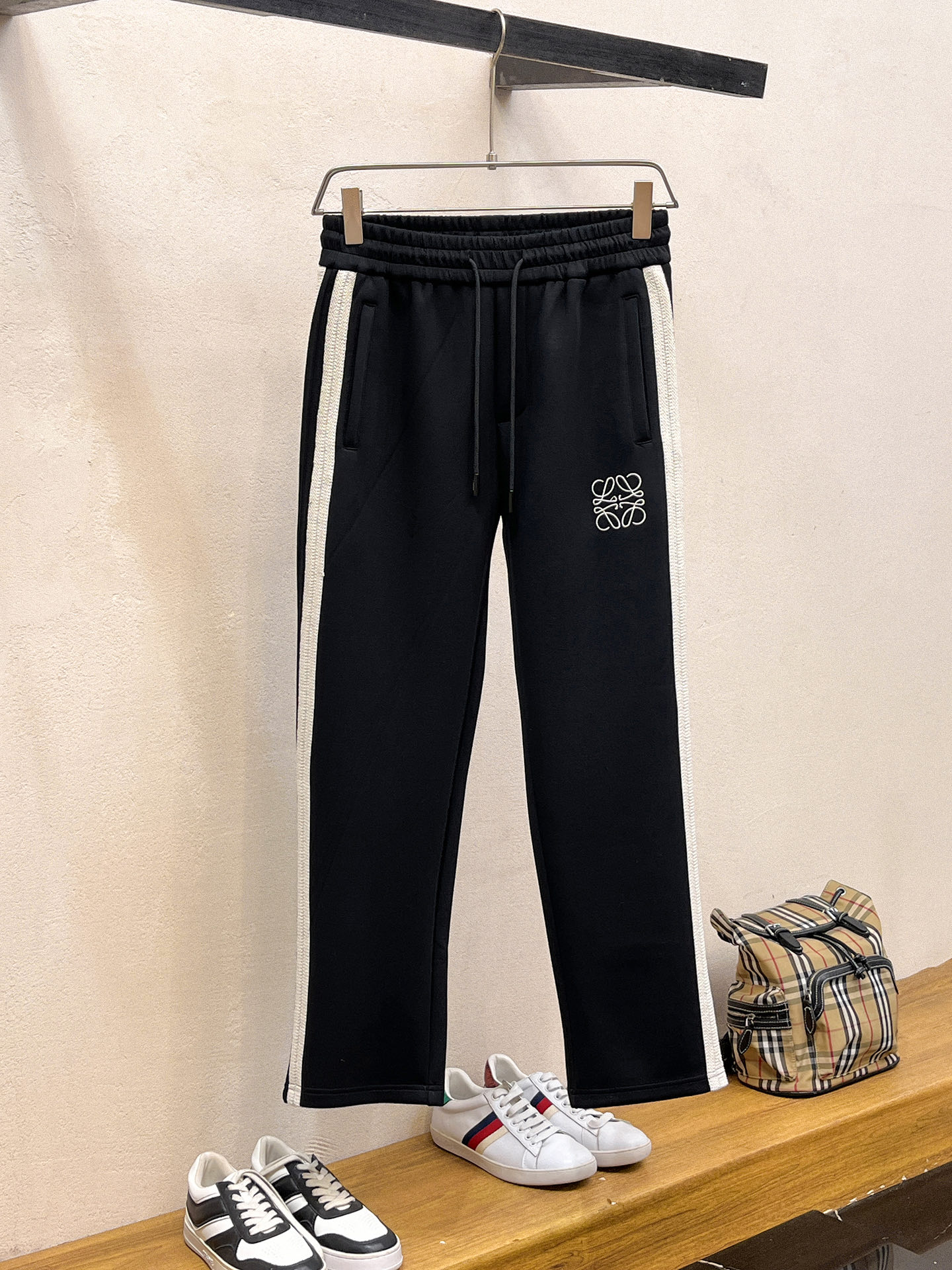 NO:598224,Loewe 2025 Autumn and Winter Men's Clothing Counter Official Website New Product Air Layer Cotton Hot-selling fabric is super popular and recommended. The must-have men's trousers for autumn and winter are decorated with classic icon embroidery elements on the front and the design interprets the essence of the brand. Casual pants made of air layer fabric are soft and draping, comfortable and breathable, with clear texture and natural cotton feel. Highly recommended!  Size..M-3XL (black and white 2 colors),,loewe,alexander wang19860909罗意威 2025秋冬男装专柜官网新品空气层棉 爆款面料超好人气推荐秋冬必备男士长裤正面饰有经典图标刺绣元素设计诠释品牌精髓,空气层面料休闲裤制成,柔软垂顺,舒适透气、纹理清晰、棉感自然,强烈推荐！尺码..M-3XL(黑白2色),,loewe,alexander wang,Men's clothing