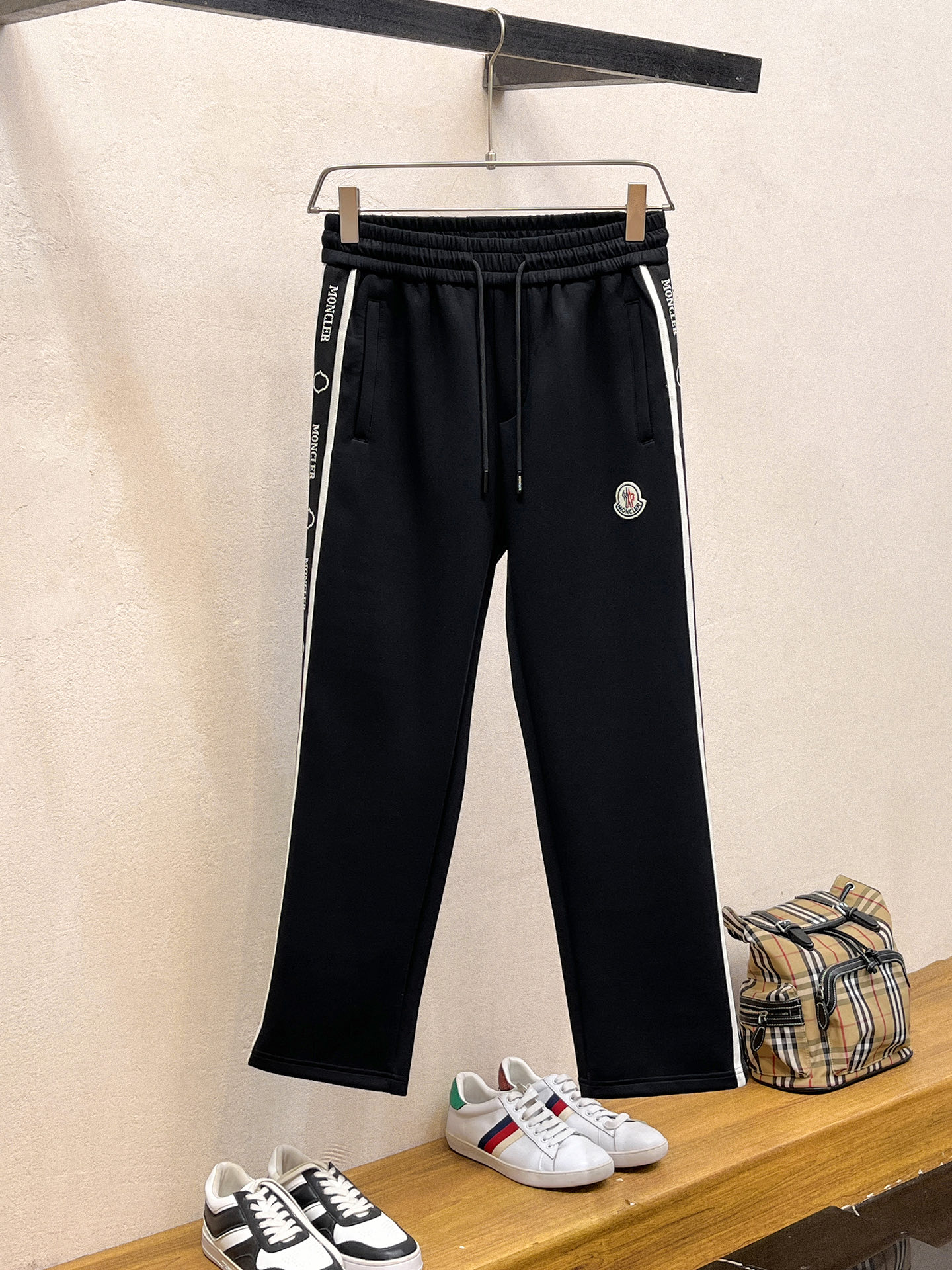 NO:598236,Mengkou 2025 Autumn and Winter Men's Clothing Counter official website new product air layer cotton. The popular fabric is super popular and recommended. The must-have men's trousers for autumn and winter are decorated with classic icon embroidery elements on the front. The design interprets the essence of the brand. Casual pants made of air layer fabric are soft and draping, comfortable and breathable, with clear texture and natural cotton feel. Highly recommended!  Size..M-3XL (black and white 2 colors),,Moncler,alexander wang19860909蒙口 2025秋冬男装专柜官网新品空气层棉 爆款面料超好人气推荐秋冬必备男士长裤正面饰有经典图标刺绣元素设计诠释品牌精髓,空气层面料休闲裤制成,柔软垂顺,舒适透气、纹理清晰、棉感自然,强烈推荐！尺码..M-3XL(黑白2色),,Moncler,alexander wang,Men's clothing
