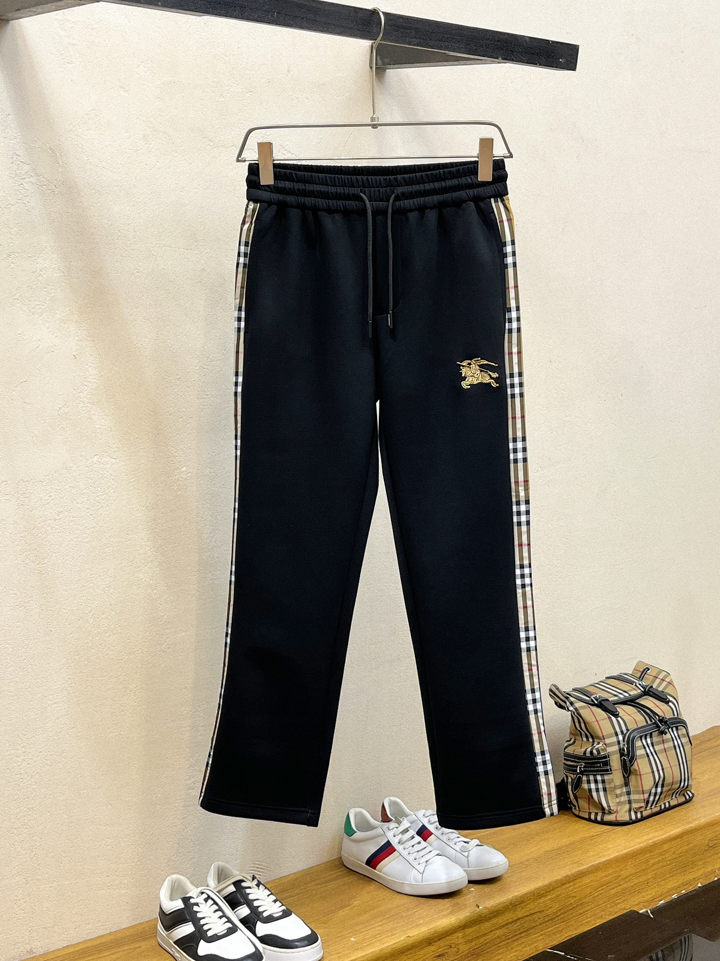 NO:598242,Burberry 2025 Autumn and Winter Men's Clothing Counter Official Website New Product Air Layer Cotton Hot-selling fabric is super popular and recommended. The must-have men's trousers for autumn and winter are decorated with classic icon embroidery elements on the front. The design interprets the essence of the brand. Casual pants made of air layer fabric are soft and draping, comfortable and breathable, with clear texture and natural cotton feel. Highly recommended!  Size..M-3XL (black and white 2 colors),,burberry,alexander wang19860909巴宝莉 2025秋冬男装专柜官网新品空气层棉 爆款面料超好人气推荐秋冬必备男士长裤正面饰有经典图标刺绣元素设计诠释品牌精髓,空气层面料休闲裤制成,柔软垂顺,舒适透气、纹理清晰、棉感自然,强烈推荐！尺码..M-3XL(黑白2色),,burberry,alexander wang,Men's clothing