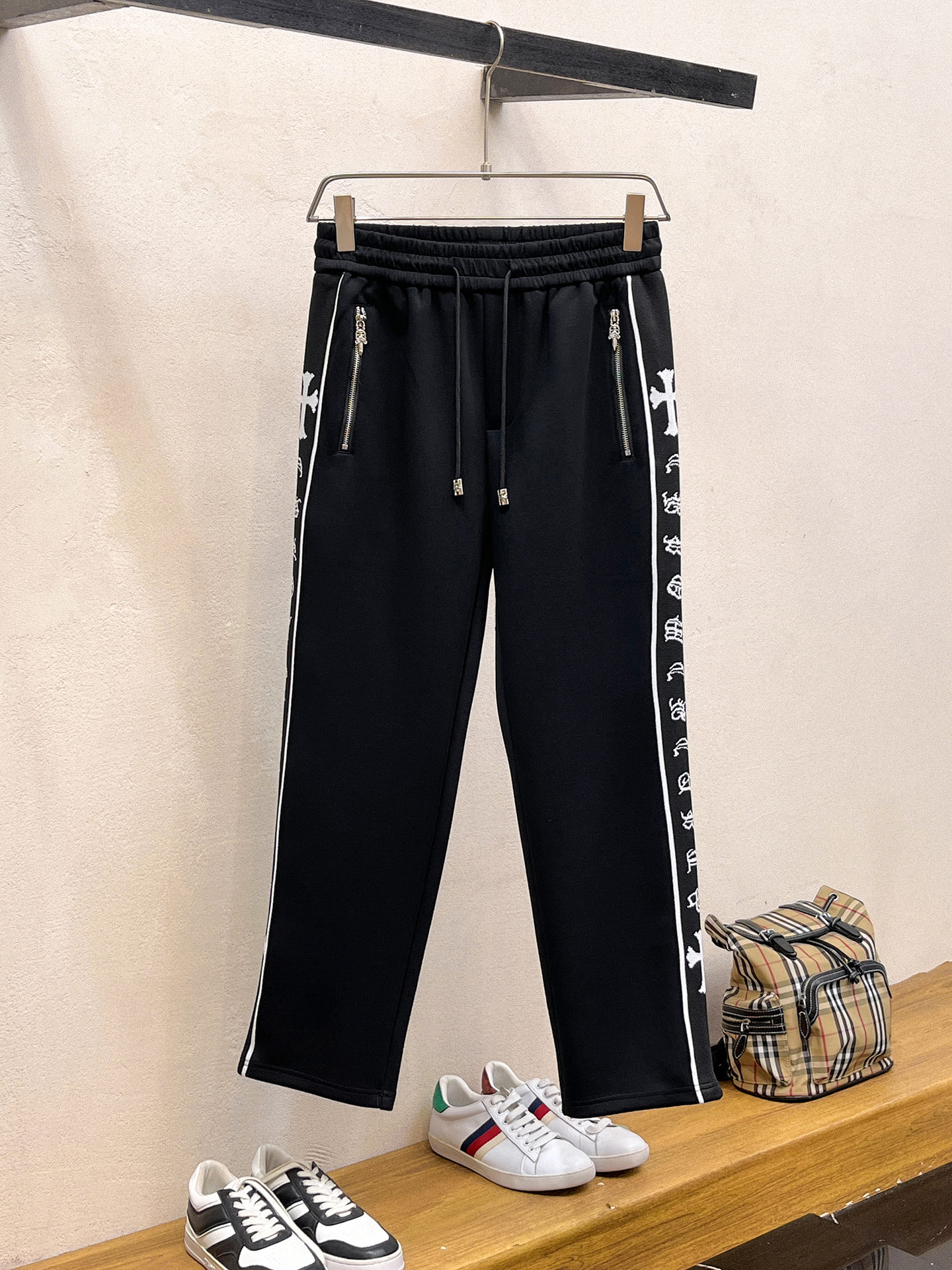 NO:598232,Kroxin 2025 Autumn and Winter Men's Clothing Counter Official Website New Product Air Layer Cotton Hot-selling Fabric Super Popular Recommended Men's Essential Men's Trousers for Autumn and Winter The front is decorated with classic icon embroidery elements and the design interprets the essence of the brand. Casual pants made of air layer fabric are soft and draping, comfortable and breathable, with clear texture and natural cotton feel. Highly recommended!  Size..M-3XL (black and white 2 colors),,chrome hearts,alexander wang19860909克罗心 2025秋冬男装专柜官网新品空气层棉 爆款面料超好人气推荐秋冬必备男士长裤正面饰有经典图标刺绣元素设计诠释品牌精髓,空气层面料休闲裤制成,柔软垂顺,舒适透气、纹理清晰、棉感自然,强烈推荐！尺码..M-3XL(黑白2色),,chrome hearts,alexander wang,Men's clothing