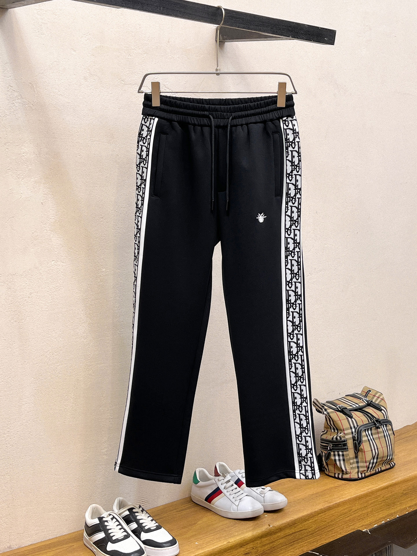 NO:598249,Dior's 2025 Autumn and Winter Men's Clothing Counter official website new product air layer cotton. The hot-selling fabric is super popular and recommended. The must-have men's trousers for autumn and winter are decorated with classic icon embroidery elements on the front. The design interprets the essence of the brand. Casual pants made of air layer fabric are soft and draping, comfortable and breathable, with clear texture and natural cotton feel. Highly recommended!  Size..M-3XL (black and white 2 colors), dior, alexander wang19860909迪奥 2025秋冬男装专柜官网新品空气层棉 爆款面料超好人气推荐秋冬必备男士长裤正面饰有经典图标刺绣元素设计诠释品牌精髓,空气层面料休闲裤制成,柔软垂顺,舒适透气、纹理清晰、棉感自然,强烈推荐！尺码..M-3XL(黑白2色),,dior,alexander wang,Men's clothing