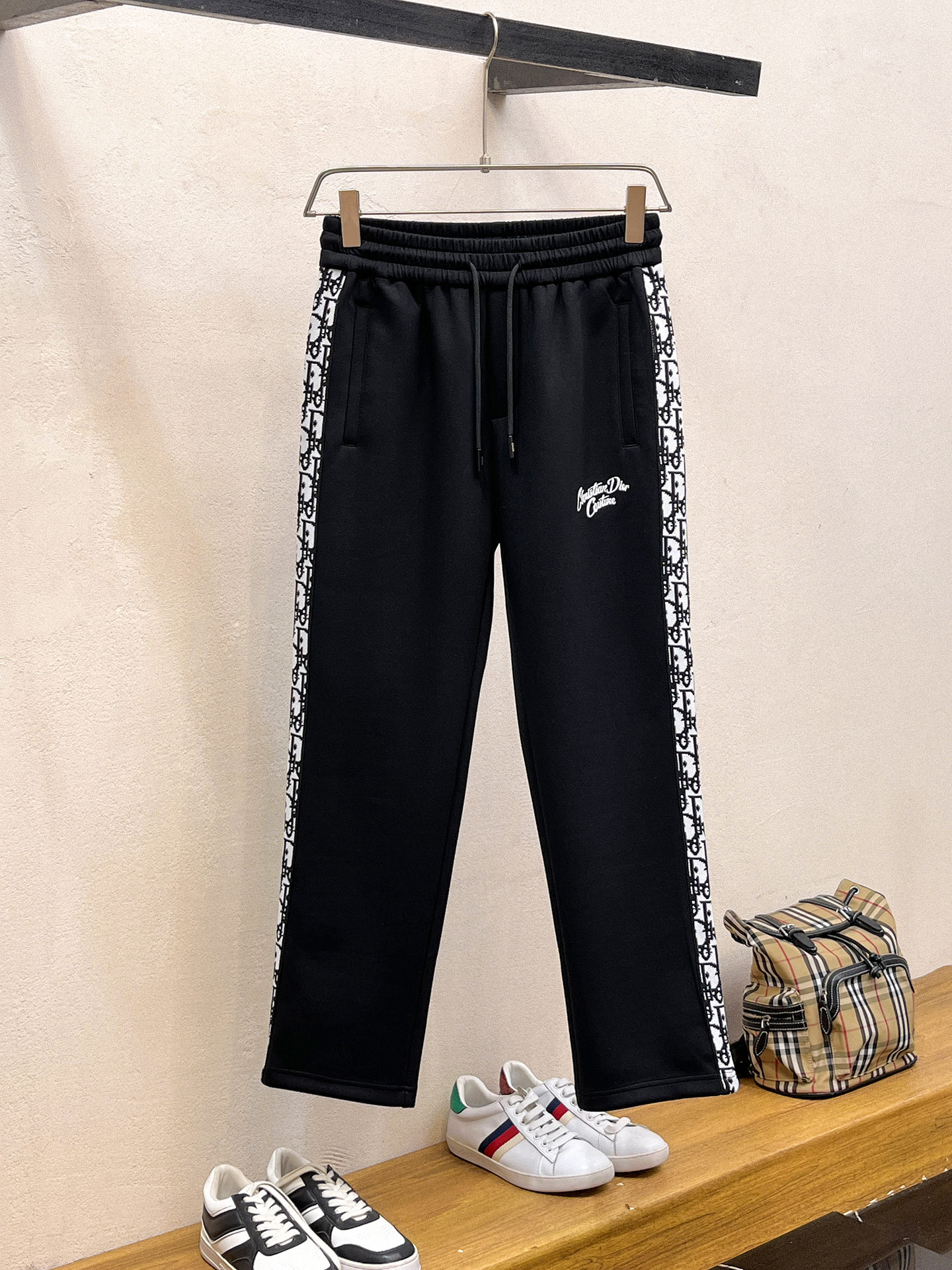 NO:598255,Dior's 2025 Autumn and Winter Men's Clothing Counter official website new product air layer cotton. The hot-selling fabric is super popular and recommended. The must-have men's trousers for autumn and winter are decorated with classic icon embroidery elements on the front. The design interprets the essence of the brand. Casual pants made of air layer fabric are soft and draping, comfortable and breathable, with clear texture and natural cotton feel. Highly recommended!  Size..M-3XL (black and white 2 colors), dior, alexander wang19860909迪奥 2025秋冬男装专柜官网新品空气层棉 爆款面料超好人气推荐秋冬必备男士长裤正面饰有经典图标刺绣元素设计诠释品牌精髓,空气层面料休闲裤制成,柔软垂顺,舒适透气、纹理清晰、棉感自然,强烈推荐！尺码..M-3XL(黑白2色),,dior,alexander wang,Men's clothing