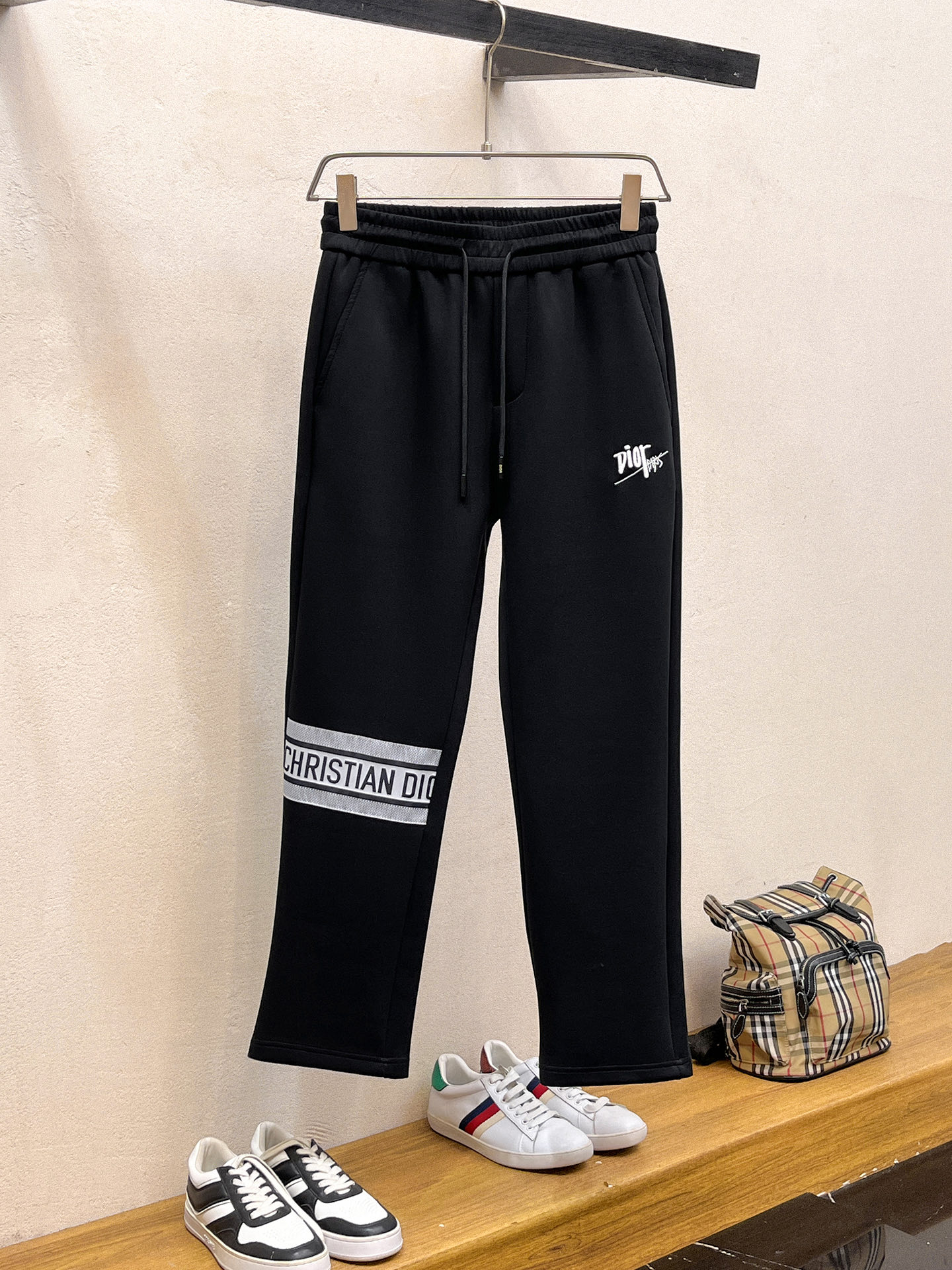 NO:598261,Dior's 2025 Autumn and Winter Men's Clothing Counter official website new product air layer cotton. The hot-selling fabric is super popular and recommended. The must-have men's trousers for autumn and winter are decorated with classic icon embroidery elements on the front. The design interprets the essence of the brand. Casual pants made of air layer fabric are soft and draping, comfortable and breathable, with clear texture and natural cotton feel. Highly recommended!  Size..M-3XL (black and white 2 colors), dior, alexander wang19860909迪奥 2025秋冬男装专柜官网新品空气层棉 爆款面料超好人气推荐秋冬必备男士长裤正面饰有经典图标刺绣元素设计诠释品牌精髓,空气层面料休闲裤制成,柔软垂顺,舒适透气、纹理清晰、棉感自然,强烈推荐！尺码..M-3XL(黑白2色),,dior,alexander wang,Men's clothing