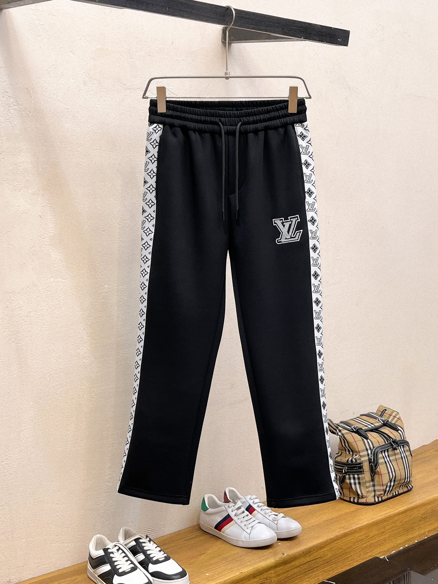 NO:598264,LV2025 Autumn and Winter Men's Clothing Counter official website new product Air Layer Cotton. Hot-selling fabric, super popular and recommended. The must-have men's trousers in autumn and winter are decorated with classic icon embroidery elements on the front. The design interprets the essence of the brand. Casual pants are made of air layer fabric. They are soft and draping, comfortable and breathable, with clear texture and natural cotton feel. Highly recommended!  Size..M-3XL (black and white 2 colors),,louis vuitton,alexander wang19860909LV2025秋冬男装专柜官网新品空气层棉 爆款面料超好人气推荐秋冬必备男士长裤正面饰有经典图标刺绣元素设计诠释品牌精髓,空气层面料休闲裤制成,柔软垂顺,舒适透气、纹理清晰、棉感自然,强烈推荐！尺码..M-3XL(黑白2色),,louis vuitton,alexander wang,Men's clothing