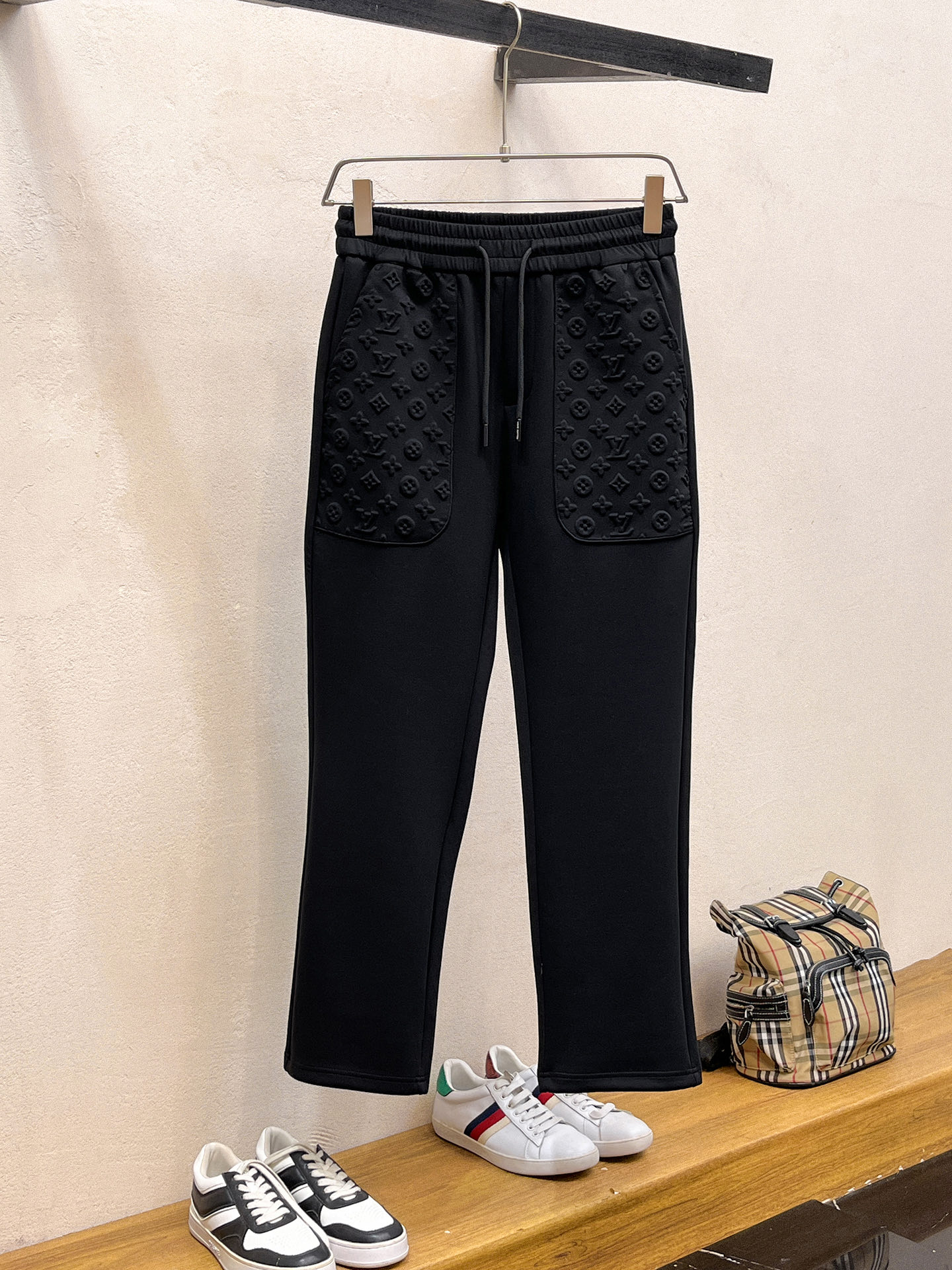 NO:598233,LV 2025 Autumn and Winter Men's Clothing Counter Official Website New Product Air Layer Cotton Hot-selling fabric is super popular and recommended. The must-have men's trousers in autumn and winter are decorated with classic icon embroidery elements on the front and the design interprets the essence of the brand. Casual pants made of air layer fabric are soft and draping, comfortable and breathable, with clear texture and natural cotton feel. Highly recommended!  Size..M-3XL (black and white 2 colors),,louis vuitton,alexander wang19860909LV 2025秋冬男装专柜官网新品空气层棉 爆款面料超好人气推荐秋冬必备男士长裤正面饰有经典图标刺绣元素设计诠释品牌精髓,空气层面料休闲裤制成,柔软垂顺,舒适透气、纹理清晰、棉感自然,强烈推荐！尺码..M-3XL(黑白2色),,louis vuitton,alexander wang,Men's clothing