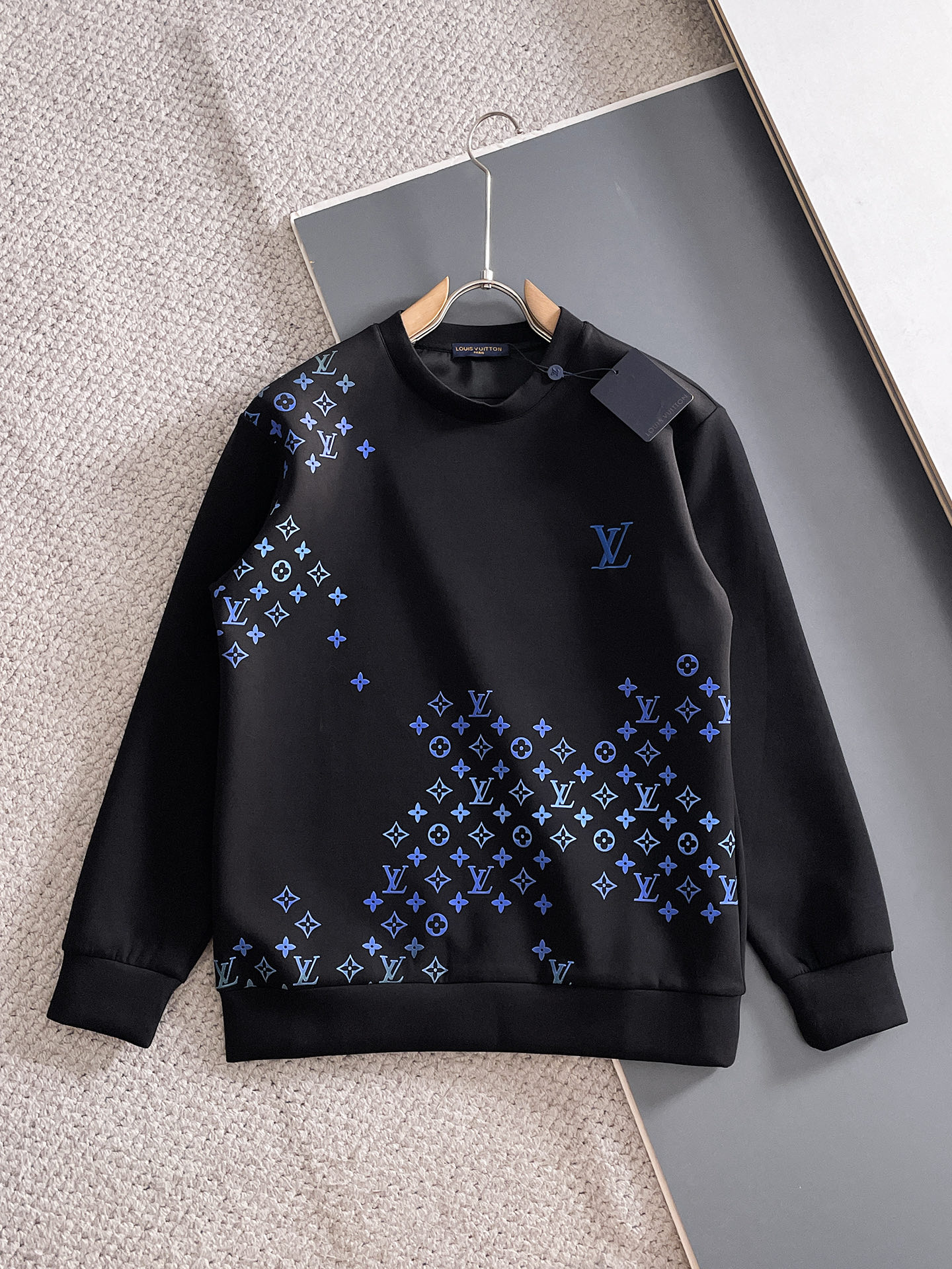 NO:682094,LV autumn and winter men's letter logo pullover space cotton sweatshirt. Classic OS version, simple yet stylish. Daily sports and leisure business without pressure...Customer-supplied space knitted cotton, made through micro-knitting three-dimensional process, the inner lining is as neat as scales, super texture, breathable and comfortable, the details and soft touch are invincible, the first choice for single wear and inner wear! Color white/black, size XS/S/M/L, Louis  vuitton,hoodie,sweatshirts,19860909LV 秋冬男士字母标识套头太空棉卫衣 经典OS版型,简约而不失格调.日常运动休闲商务毫无压力... 客供太空针织棉,经由微型针织立体工艺过程制作,内里鳞甲般工整,质感超强,透气舒适,细节感和触感柔更是无敌,单穿内搭首选! 颜色白色/黑色 尺码XS/S/M/L,,louis vuitton,hoodie,sweatshirts,,Men's clothing