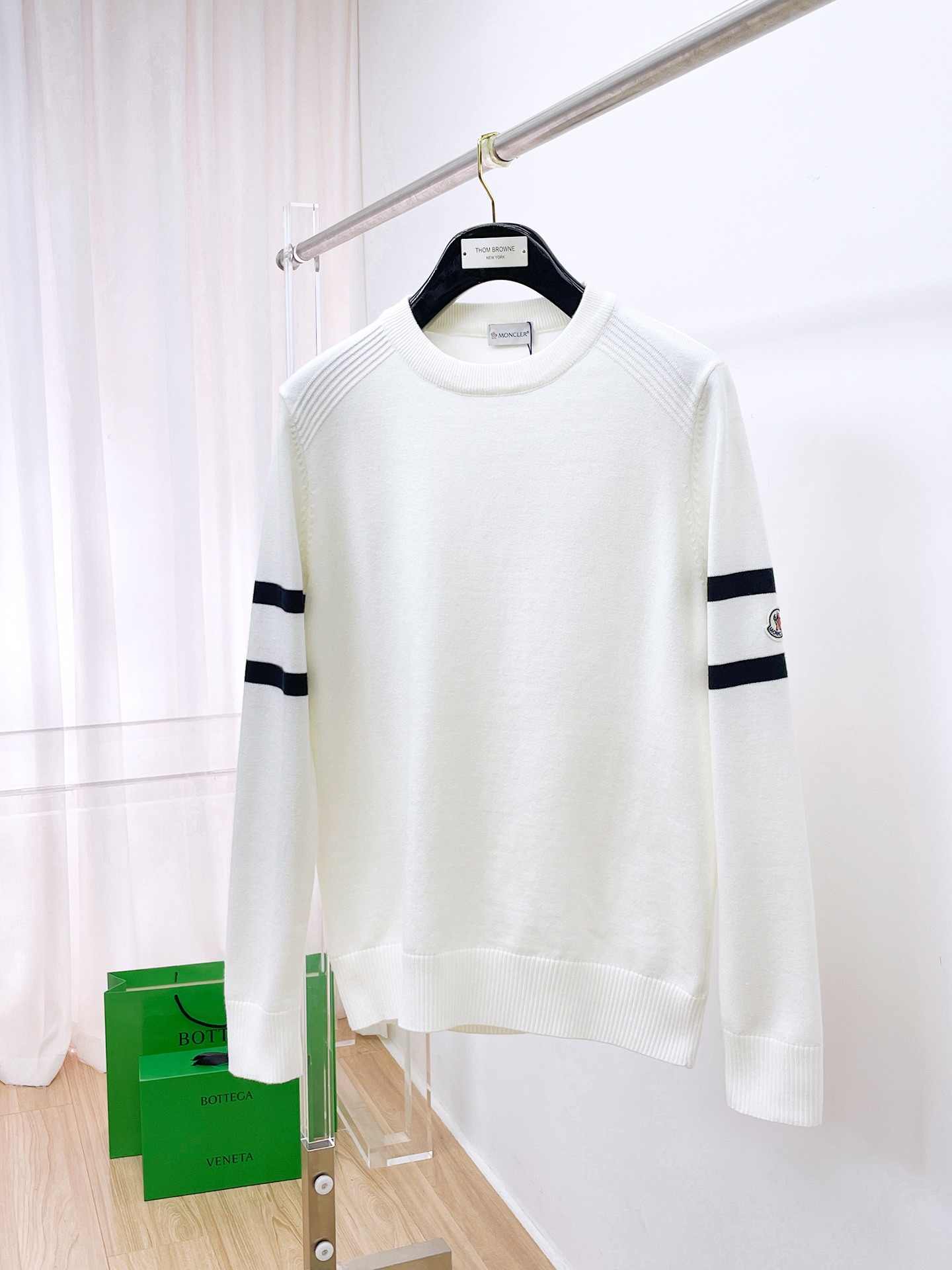 NO:608616,Mouth covering  The new 2025 early autumn men's wool sweaters are hot-selling items on sale at the counter. Every major fashion buyer and star has a versatile item. Simple and fashionable, it is very beautiful, and the upper body is full of gentleman style. The whole sweater not only has exquisite texture and craftsmanship, but also the wiring is even and neat. The overall appearance is beautiful.  This ensures that the silhouette of the clothes is not easily deformed. The custom-made wool fabric is neither very loose nor very tight, and has very good recovery properties. A fashion item that is both cold-resistant and fashionable in autumn and winter. M-3XL, Moncler, sweaters, alexander  wang19860909蒙口 2025早秋新款男士羊毛针织衫,专柜在售爆款单品,各大时尚买手明星人手一件的百搭单品.简单时尚甚是好看,上身绅士范十足.整件毛衣不单纹理工艺精美,走线更是精工细作均匀整齐.整体美观大方保证了衣服的廓形不易变形.定制羊毛面料,既不会很宽松也不会很紧绷,恢复性非常好.秋冬御寒与时尚兼备的一款时装单品.M-3XL,,Moncler,sweaters,alexander wang,Men's clothing