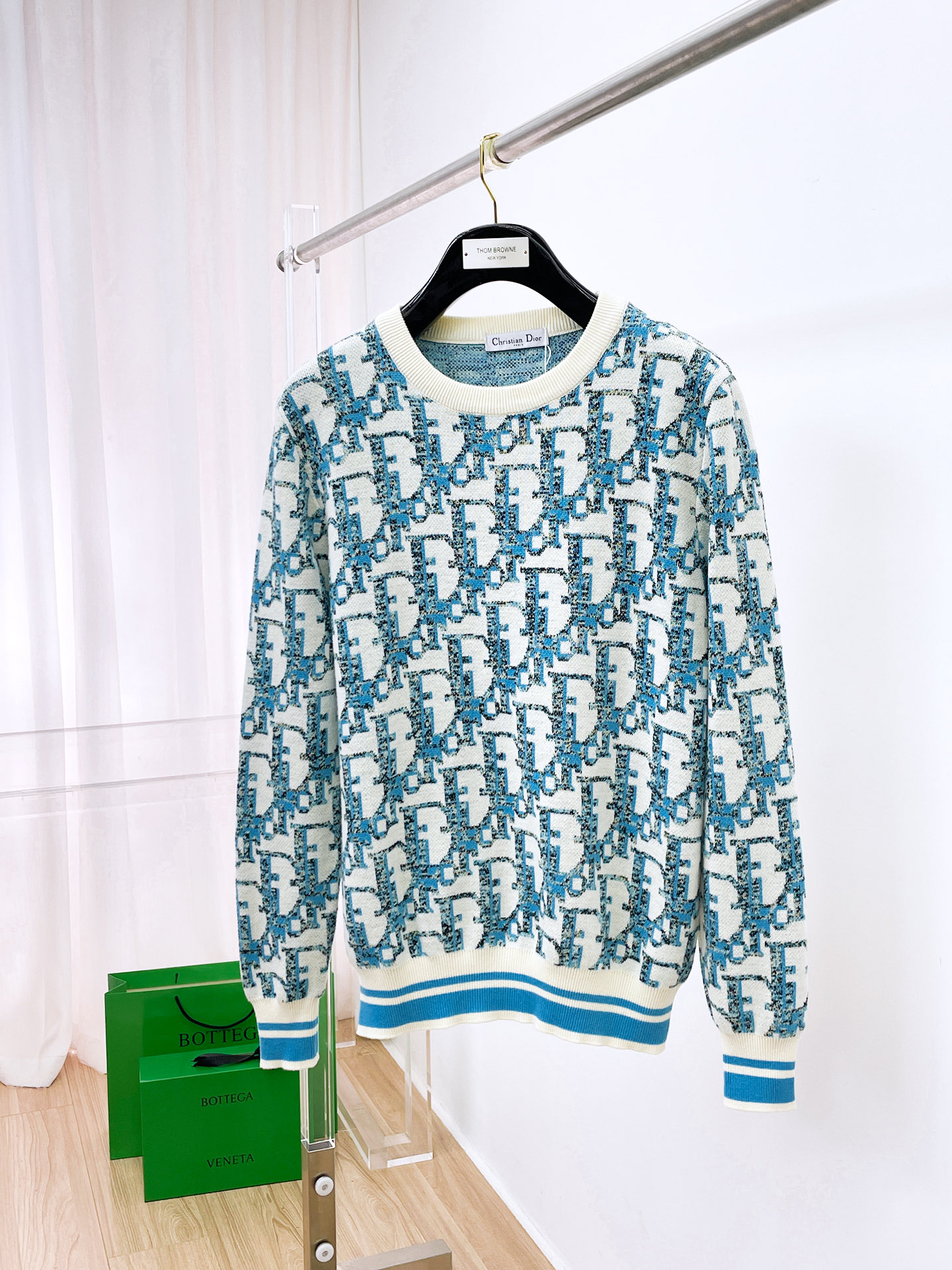 NO:608632,Dior  The new 2025 early autumn men's wool sweaters are hot-selling items on sale at the counter. Every major fashion buyer and star has a versatile item. Simple and fashionable, it looks good, and the upper body is full of gentleman style. The whole sweater is not only exquisite in texture, but also the wiring is even and neat. The overall beauty  Guandafang ensures that the silhouette of the clothes is not easily deformed. The custom-made wool fabric is neither very loose nor very tight, and has very good recovery properties. A fashion item that is both cold-resistant and fashionable in autumn and winter. M-3XL,, dior, sweaters, alexander  wang19860909迪奥 2025早秋新款男士羊毛针织衫,专柜在售爆款单品,各大时尚买手明星人手一件的百搭单品.简单时尚甚是好看,上身绅士范十足.整件毛衣不单纹理工艺精美,走线更是精工细作均匀整齐.整体美观大方保证了衣服的廓形不易变形.定制羊毛面料,既不会很宽松也不会很紧绷,恢复性非常好.秋冬御寒与时尚兼备的一款时装单品.M-3XL,,dior,sweaters,alexander wang,Men's clothing