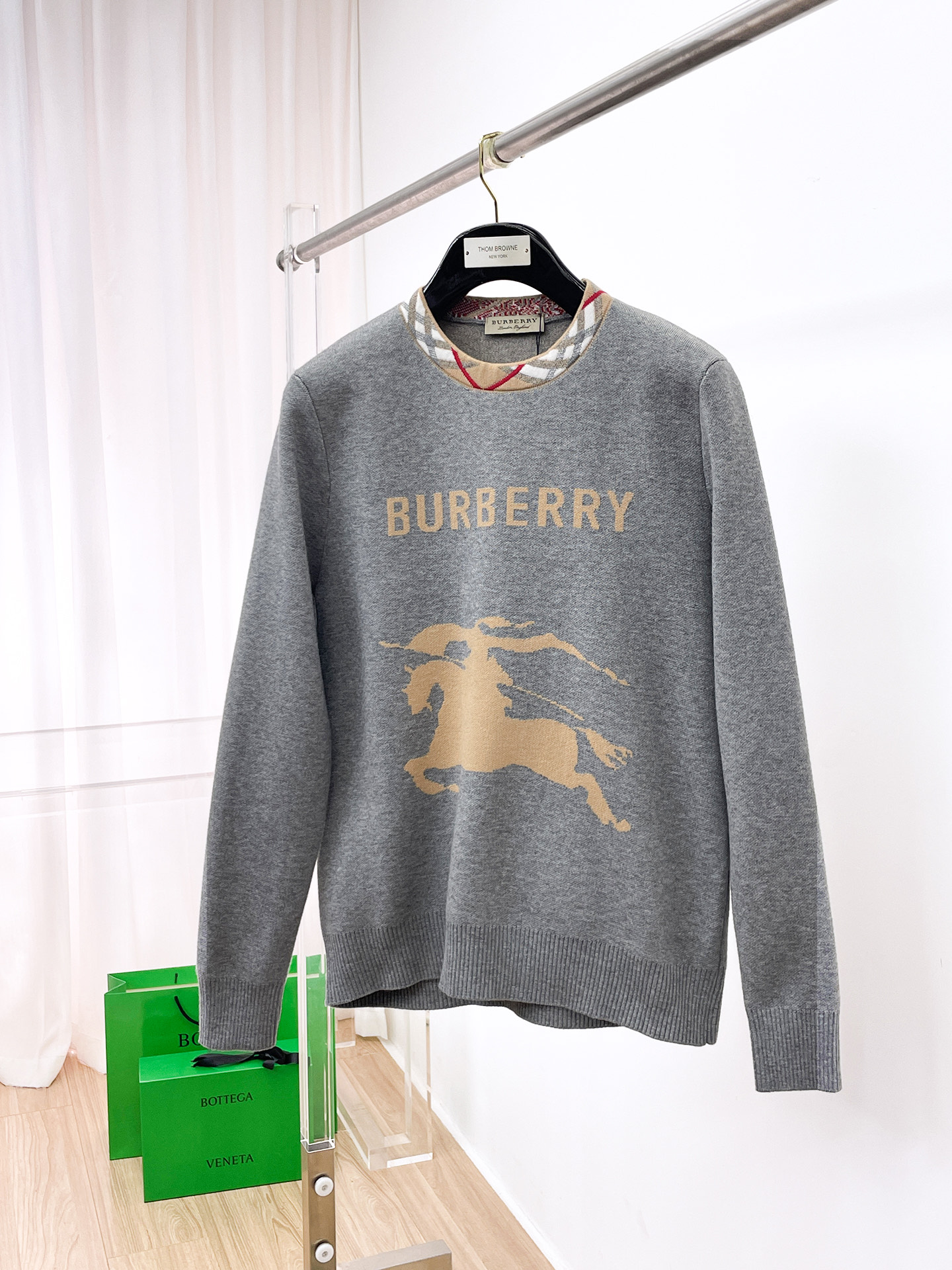 NO:608611,Burberry  The new 2025 early autumn men's wool sweaters are hot-selling items on sale at the counter. Every major fashion buyer and star has a versatile item. Simple and fashionable, it is very beautiful, and the upper body is full of gentleman style. The whole sweater not only has exquisite texture and craftsmanship, but also the wiring is even and neat. The overall appearance is beautiful.  This ensures that the silhouette of the clothes is not easily deformed. The custom-made wool fabric is neither very loose nor very tight, and has very good recovery properties. A fashion item that is both cold-resistant and fashionable in autumn and winter. M-3XL,, burberry, sweaters, alexander  wang19860909巴宝莉 2025早秋新款男士羊毛针织衫,专柜在售爆款单品,各大时尚买手明星人手一件的百搭单品.简单时尚甚是好看,上身绅士范十足.整件毛衣不单纹理工艺精美,走线更是精工细作均匀整齐.整体美观大方保证了衣服的廓形不易变形.定制羊毛面料,既不会很宽松也不会很紧绷,恢复性非常好.秋冬御寒与时尚兼备的一款时装单品.M-3XL,,burberry,sweaters,alexander wang,Men's clothing