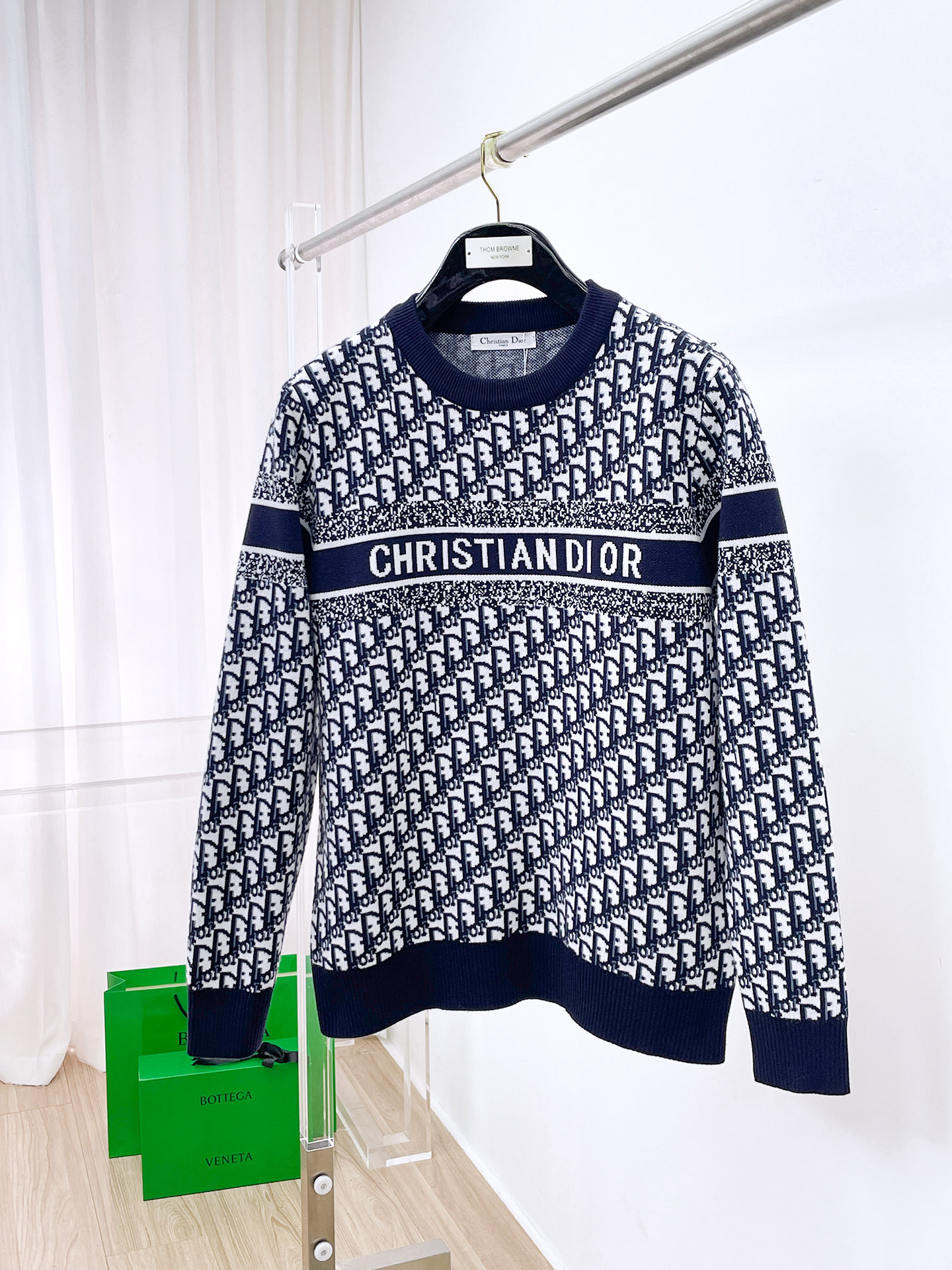 NO:608573,Dior  The new 2025 early autumn men's wool sweaters are hot-selling items on sale at the counter. Every major fashion buyer and star has a versatile item. Simple and fashionable, it looks good, and the upper body is full of gentleman style. The whole sweater is not only exquisite in texture, but also the wiring is even and neat. The overall beauty  Guandafang ensures that the silhouette of the clothes is not easily deformed. The custom-made wool fabric is neither very loose nor very tight, and has very good recovery properties. A fashion item that is both cold-resistant and fashionable in autumn and winter. M-3XL,, dior, sweaters, alexander  wang19860909迪奥 2025早秋新款男士羊毛针织衫,专柜在售爆款单品,各大时尚买手明星人手一件的百搭单品.简单时尚甚是好看,上身绅士范十足.整件毛衣不单纹理工艺精美,走线更是精工细作均匀整齐.整体美观大方保证了衣服的廓形不易变形.定制羊毛面料,既不会很宽松也不会很紧绷,恢复性非常好.秋冬御寒与时尚兼备的一款时装单品.M-3XL,,dior,sweaters,alexander wang,Men's clothing