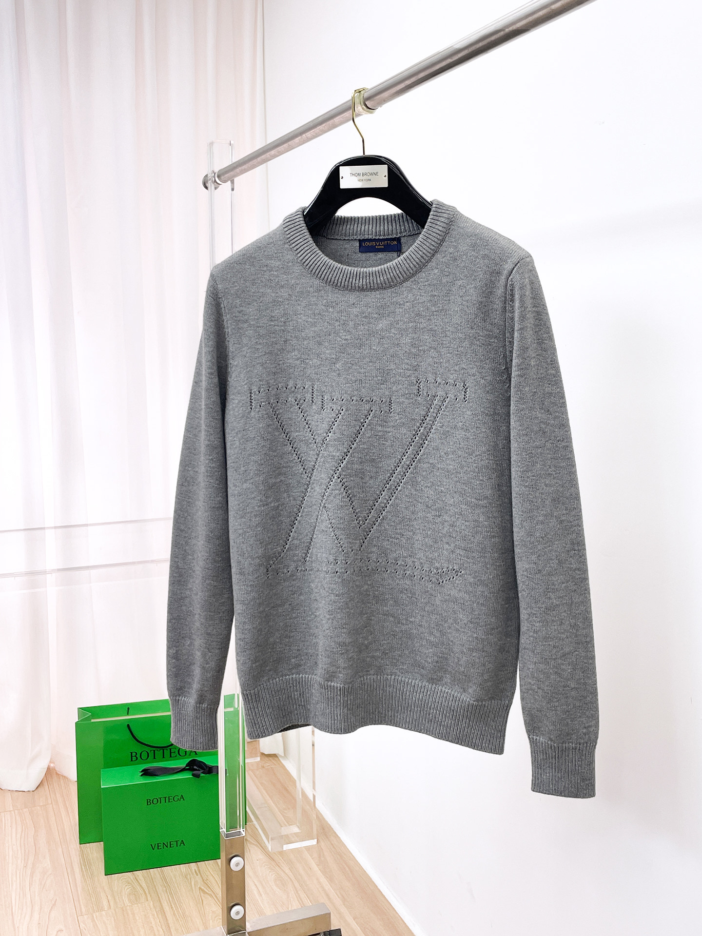 NO:608608,LV  The new 2025 early autumn men's wool sweaters are hot-selling items on sale at the counter. Every major fashion buyer and star has a versatile item. Simple and fashionable, it is very beautiful, and the upper body is full of gentleman style. The whole sweater is not only exquisite in texture and craftsmanship, but also exquisite in wiring.  The work is uniform and neat. The overall beautiful appearance ensures that the silhouette of the clothes is not easy to deform. The customized wool fabric is neither very loose nor very tight, and has very good recovery properties. A fashion item that is both cold-resistant and fashionable in autumn and winter. M-3XL, Louis  vuitton,sweaters,alexander wang19860909LV 2025早秋新款男士羊毛针织衫,专柜在售爆款单品,各大时尚买手明星人手一件的百搭单品.简单时尚甚是好看,上身绅士范十足.整件毛衣不单纹理工艺精美,走线更是精工细作均匀整齐.整体美观大方保证了衣服的廓形不易变形.定制羊毛面料,既不会很宽松也不会很紧绷,恢复性非常好.秋冬御寒与时尚兼备的一款时装单品.M-3XL,,louis vuitton,sweaters,alexander wang,Men's clothing