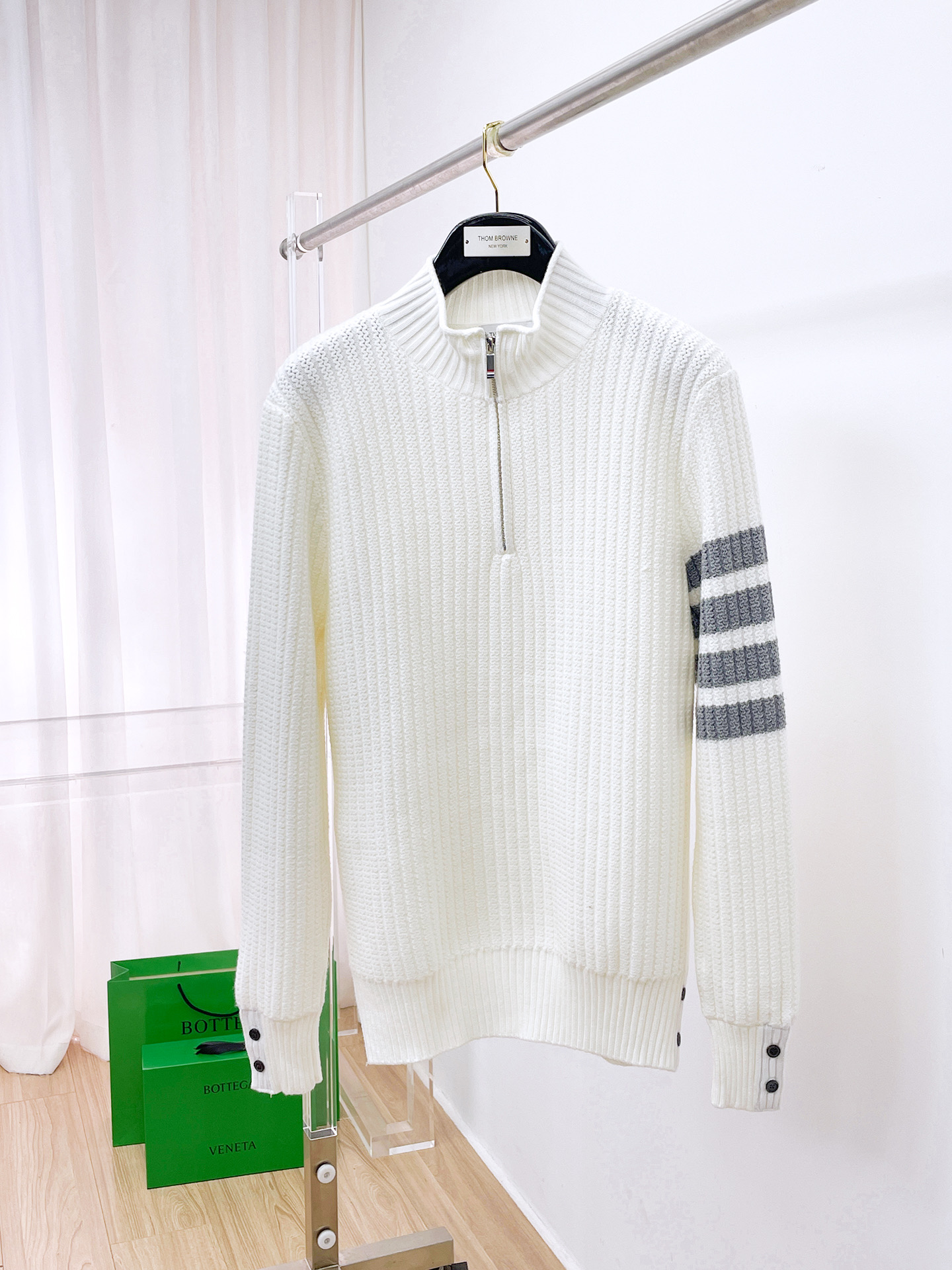 NO:608564,TB  The new 2025 early autumn men's wool sweaters are hot-selling items on sale at the counter. Every major fashion buyer and star has a versatile item. Simple and fashionable, it looks good, and the upper body is full of gentleman's style. The entire sweater is not only exquisite in texture, but also the wiring is even and neat. The entire sweater is even and neat.  The beautiful and generous body ensures that the silhouette of the clothes is not easily deformed. Customized wool fabric is neither very loose nor very tight, and has very good recovery properties. A fashion item that is both cold-resistant and fashionable in autumn and winter. M-3XL,,sweaters,alexander  wang19860909TB 2025早秋新款男士羊毛针织衫,专柜在售爆款单品,各大时尚买手明星人手一件的百搭单品.简单时尚甚是好看,上身绅士范十足.整件毛衣不单纹理工艺精美,走线更是精工细作均匀整齐.整体美观大方保证了衣服的廓形不易变形.定制羊毛面料,既不会很宽松也不会很紧绷,恢复性非常好.秋冬御寒与时尚兼备的一款时装单品.M-3XL,,sweaters,alexander wang,Men's clothing