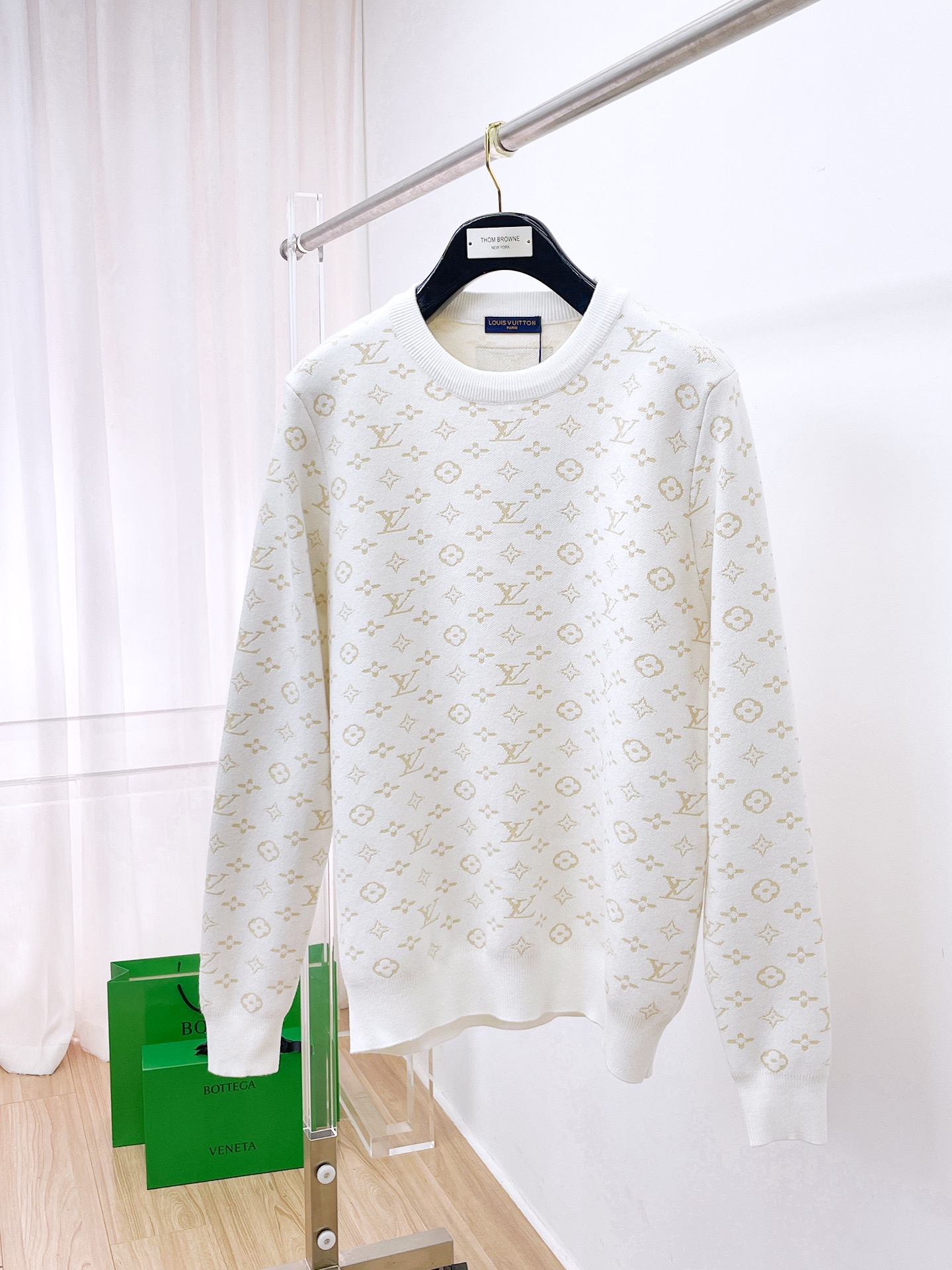 NO:608596,LV  The new 2025 early autumn men's wool sweaters are hot-selling items on sale at the counter. Every major fashion buyer and star has a versatile item. Simple and fashionable, it is very beautiful, and the upper body is full of gentleman style. The whole sweater is not only exquisite in texture and craftsmanship, but also exquisite in wiring.  The work is uniform and neat. The overall beautiful appearance ensures that the silhouette of the clothes is not easy to deform. The customized wool fabric is neither very loose nor very tight, and has very good recovery properties. A fashion item that is both cold-resistant and fashionable in autumn and winter. M-3XL, Louis  vuitton,sweaters,alexander wang19860909LV 2025早秋新款男士羊毛针织衫,专柜在售爆款单品,各大时尚买手明星人手一件的百搭单品.简单时尚甚是好看,上身绅士范十足.整件毛衣不单纹理工艺精美,走线更是精工细作均匀整齐.整体美观大方保证了衣服的廓形不易变形.定制羊毛面料,既不会很宽松也不会很紧绷,恢复性非常好.秋冬御寒与时尚兼备的一款时装单品.M-3XL,,louis vuitton,sweaters,alexander wang,Men's clothing