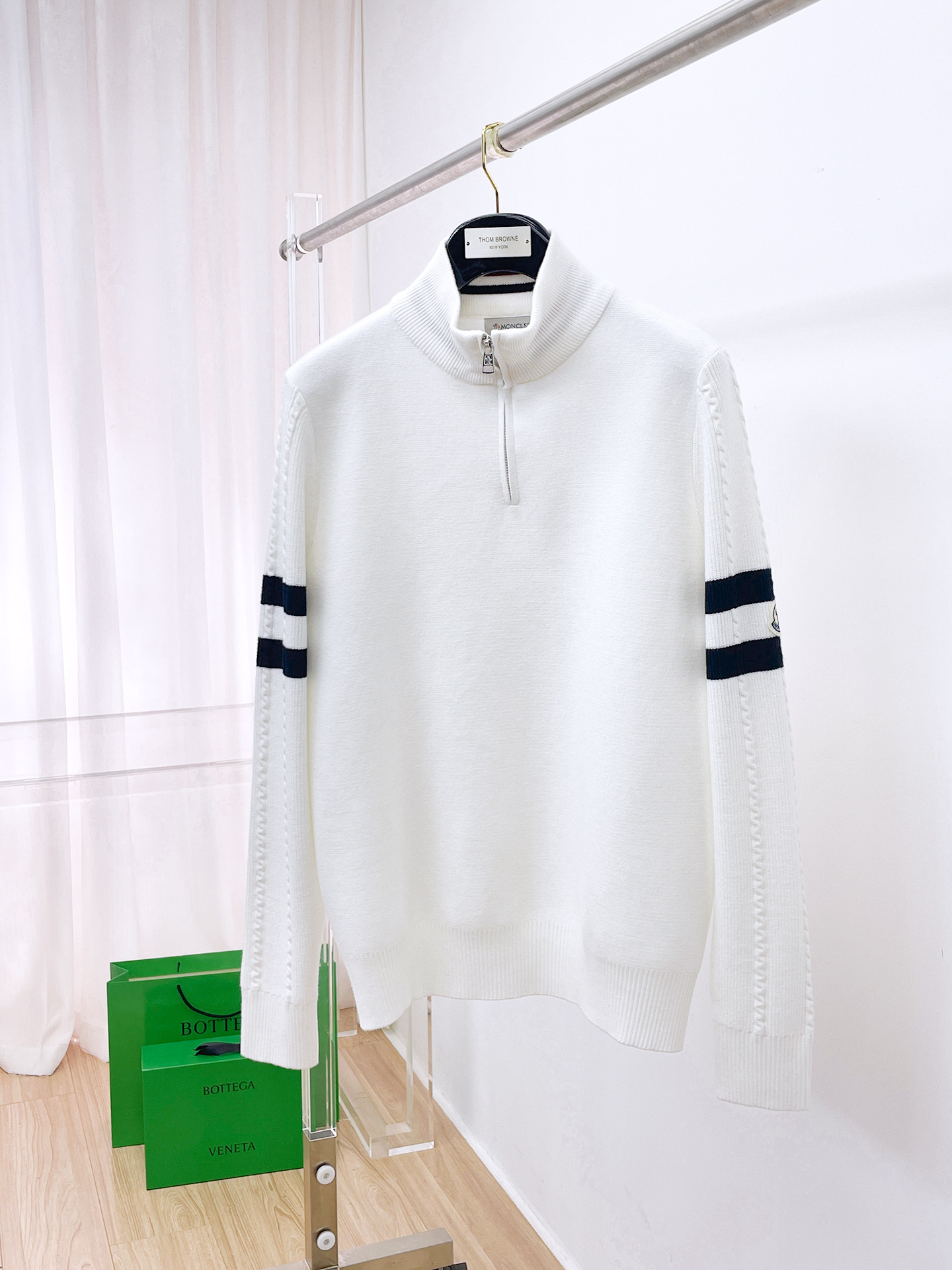 NO:608569,Mouth covering  The new 2025 early autumn men's wool sweaters are hot-selling items on sale at the counter. Every major fashion buyer and star has a versatile item. Simple and fashionable, it is very beautiful, and the upper body is full of gentleman style. The whole sweater not only has exquisite texture and craftsmanship, but also the wiring is even and neat. The overall appearance is beautiful.  This ensures that the silhouette of the clothes is not easily deformed. The custom-made wool fabric is neither very loose nor very tight, and has very good recovery properties. A fashion item that is both cold-resistant and fashionable in autumn and winter. M-3XL, Moncler, sweaters, alexander  wang19860909蒙口 2025早秋新款男士羊毛针织衫,专柜在售爆款单品,各大时尚买手明星人手一件的百搭单品.简单时尚甚是好看,上身绅士范十足.整件毛衣不单纹理工艺精美,走线更是精工细作均匀整齐.整体美观大方保证了衣服的廓形不易变形.定制羊毛面料,既不会很宽松也不会很紧绷,恢复性非常好.秋冬御寒与时尚兼备的一款时装单品.M-3XL,,Moncler,sweaters,alexander wang,Men's clothing