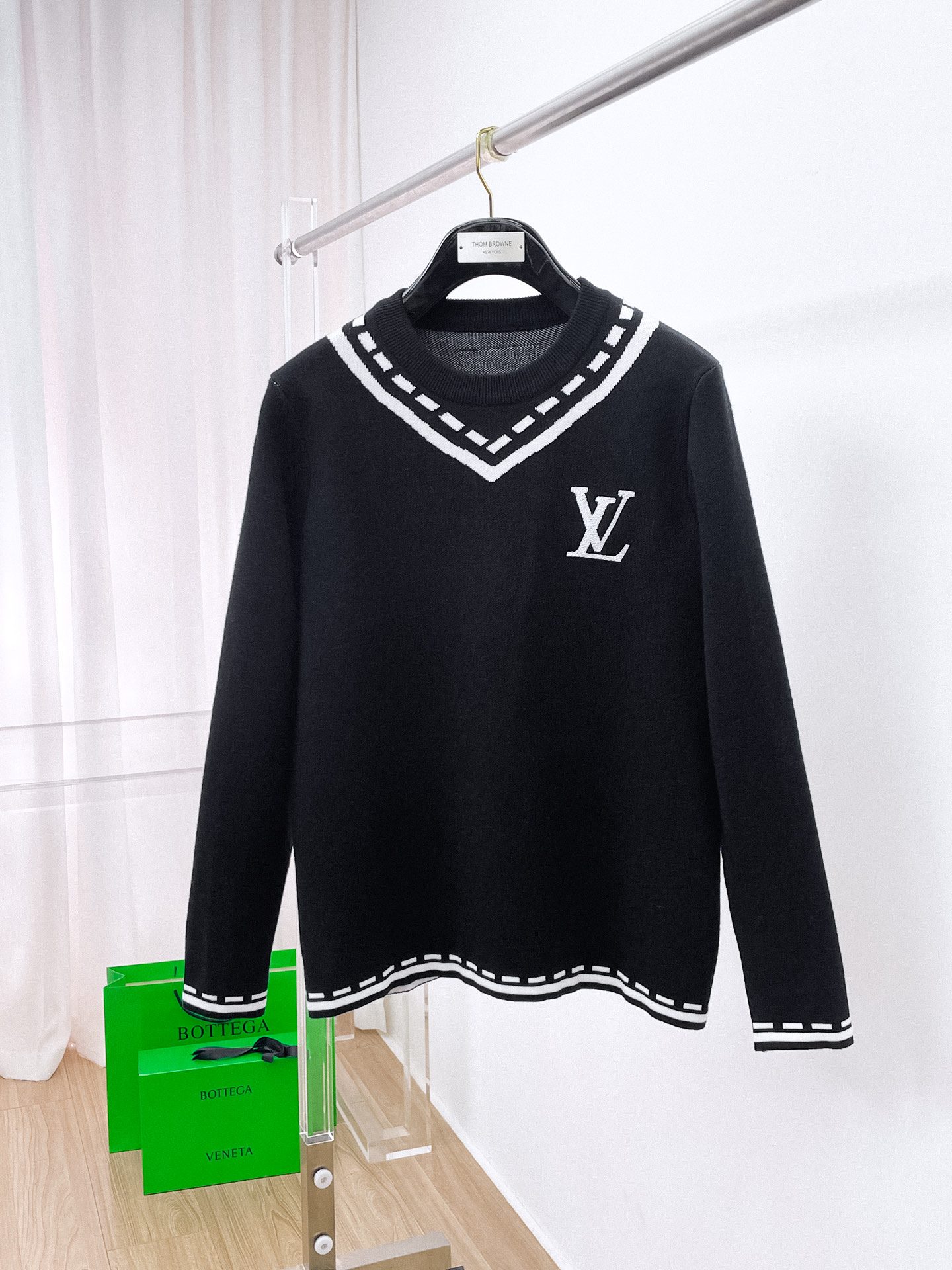 NO:608628,LV  The new 2025 early autumn men's wool sweaters are hot-selling items on sale at the counter. Every major fashion buyer and star has a versatile item. Simple and fashionable, it is very beautiful, and the upper body is full of gentleman style. The whole sweater is not only exquisite in texture and craftsmanship, but also exquisite in wiring.  The work is uniform and neat. The overall beautiful appearance ensures that the silhouette of the clothes is not easy to deform. The customized wool fabric is neither very loose nor very tight, and has very good recovery properties. A fashion item that is both cold-resistant and fashionable in autumn and winter. M-3XL, Louis  vuitton,sweaters,alexander wang19860909LV 2025早秋新款男士羊毛针织衫,专柜在售爆款单品,各大时尚买手明星人手一件的百搭单品.简单时尚甚是好看,上身绅士范十足.整件毛衣不单纹理工艺精美,走线更是精工细作均匀整齐.整体美观大方保证了衣服的廓形不易变形.定制羊毛面料,既不会很宽松也不会很紧绷,恢复性非常好.秋冬御寒与时尚兼备的一款时装单品.M-3XL,,louis vuitton,sweaters,alexander wang,Men's clothing