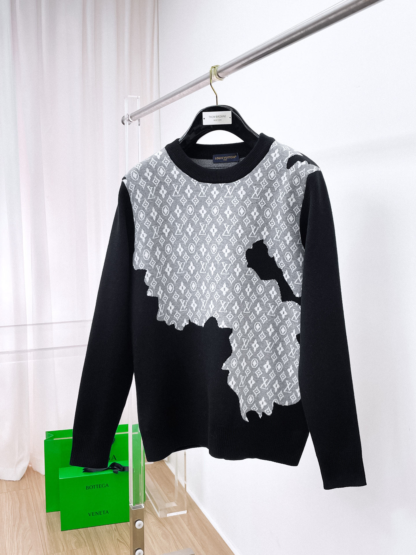 NO:608636,LV  The new 2025 early autumn men's wool sweaters are hot-selling items on sale at the counter. Every major fashion buyer and star has a versatile item. Simple and fashionable, it is very beautiful, and the upper body is full of gentleman style. The whole sweater is not only exquisite in texture and craftsmanship, but also exquisite in wiring.  The work is uniform and neat. The overall beautiful appearance ensures that the silhouette of the clothes is not easy to deform. The customized wool fabric is neither very loose nor very tight, and has very good recovery properties. A fashion item that is both cold-resistant and fashionable in autumn and winter. M-3XL, Louis  vuitton,sweaters,alexander wang19860909LV 2025早秋新款男士羊毛针织衫,专柜在售爆款单品,各大时尚买手明星人手一件的百搭单品.简单时尚甚是好看,上身绅士范十足.整件毛衣不单纹理工艺精美,走线更是精工细作均匀整齐.整体美观大方保证了衣服的廓形不易变形.定制羊毛面料,既不会很宽松也不会很紧绷,恢复性非常好.秋冬御寒与时尚兼备的一款时装单品.M-3XL,,louis vuitton,sweaters,alexander wang,Men's clothing