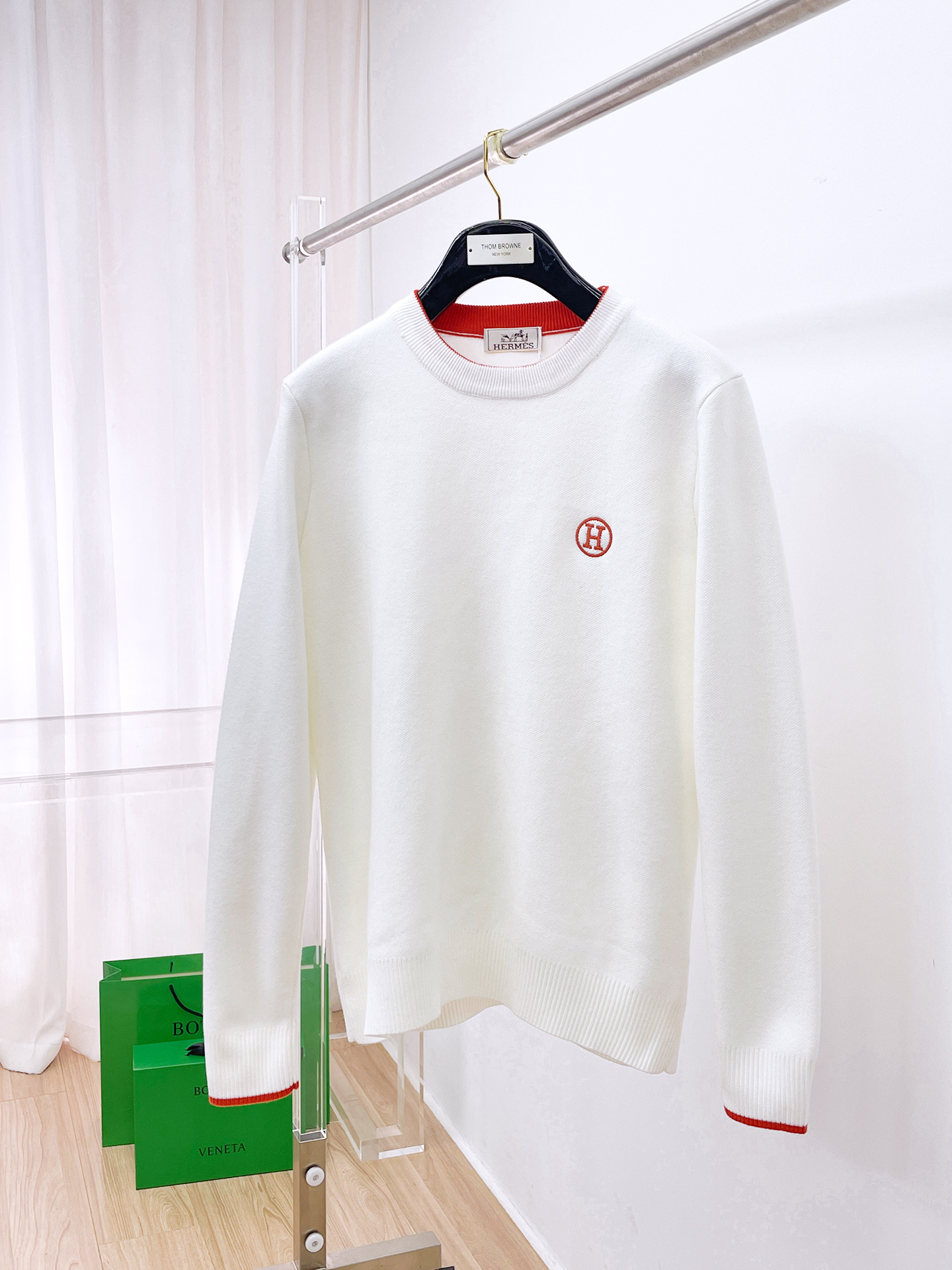 NO:608584,Hermès  The new 2025 early autumn men's wool sweaters are hot-selling items on sale at the counter. Every major fashion buyer and star has a versatile item. Simple and fashionable, it looks good, and the upper body is full of gentleman's style. The entire sweater not only has exquisite texture and craftsmanship, but also the wiring is even and neat. The overall appearance is beautiful.  The generosity ensures that the silhouette of the clothes is not easily deformed. The custom-made wool fabric is neither very loose nor very tight, and has very good recovery properties. A fashion item that is both cold-resistant and fashionable in autumn and winter. M-3XL, hermes, sweaters, alexander  wang19860909爱马仕 2025早秋新款男士羊毛针织衫,专柜在售爆款单品,各大时尚买手明星人手一件的百搭单品.简单时尚甚是好看,上身绅士范十足.整件毛衣不单纹理工艺精美,走线更是精工细作均匀整齐.整体美观大方保证了衣服的廓形不易变形.定制羊毛面料,既不会很宽松也不会很紧绷,恢复性非常好.秋冬御寒与时尚兼备的一款时装单品.M-3XL,,hermes,sweaters,alexander wang,Men's clothing