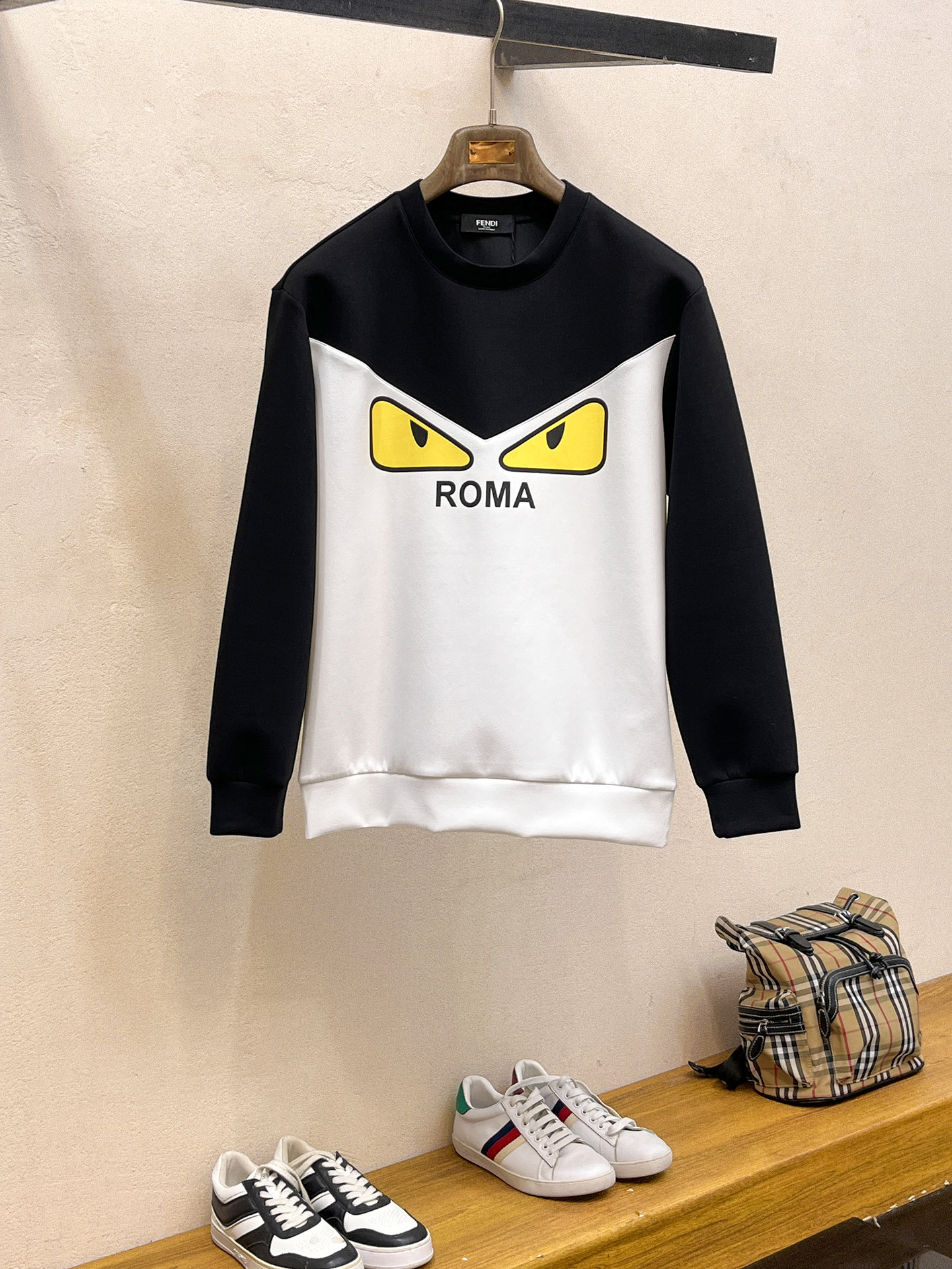 NO:623260,Fendi 2025 Autumn and Winter Men's Letter Logo Pullover Space Cotton Sweatshirt Classic OS version, simple yet stylish. Daily sports and leisure business without pressure...Customer-supplied space knitted cotton, made through a micro-knitting three-dimensional process, the inside is as neat as scales, super texture, breathable and comfortable, the details and soft touch are invincible, the first choice for wearing alone! Color White/Black  Size XS/S/M/L,,fendi,hoodie,sweatshirts,alexander wang19860909芬迪 2025秋冬男士字母标识套头太空棉卫衣 经典OS版型,简约而不失格调.日常运动休闲商务毫无压力... 客供太空针织棉,经由微型针织立体工艺过程制作,内里鳞甲般工整,质感超强,透气舒适,细节感和触感柔更是无敌,单穿内搭首选! 颜色白色/黑色 尺码XS/S/M/L,,fendi,hoodie,sweatshirts,alexander wang,Men's clothing