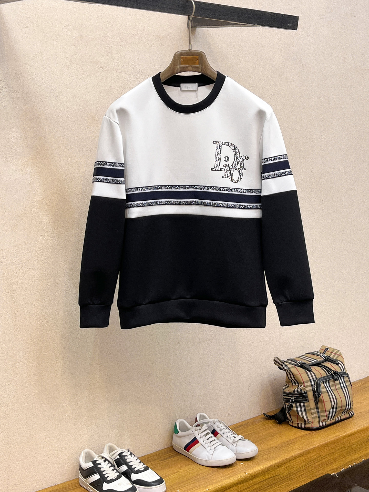 NO:623255,Dior 2025 Autumn and Winter Men's Letter Logo Pullover Space Cotton Sweatshirt Classic OS version, simple yet stylish. Daily sports and leisure business without pressure...Customer-supplied space knitted cotton, made through a micro-knitting three-dimensional process, the inside is as neat as scales, super texture, breathable and comfortable, the details and soft touch are invincible, the first choice for wearing alone! Color White/Black  Size XS/S/M/L,,dior,hoodie,sweatshirts,alexander wang19860909迪奥 2025秋冬男士字母标识套头太空棉卫衣 经典OS版型,简约而不失格调.日常运动休闲商务毫无压力... 客供太空针织棉,经由微型针织立体工艺过程制作,内里鳞甲般工整,质感超强,透气舒适,细节感和触感柔更是无敌,单穿内搭首选! 颜色白色/黑色 尺码XS/S/M/L,,dior,hoodie,sweatshirts,alexander wang,Men's clothing