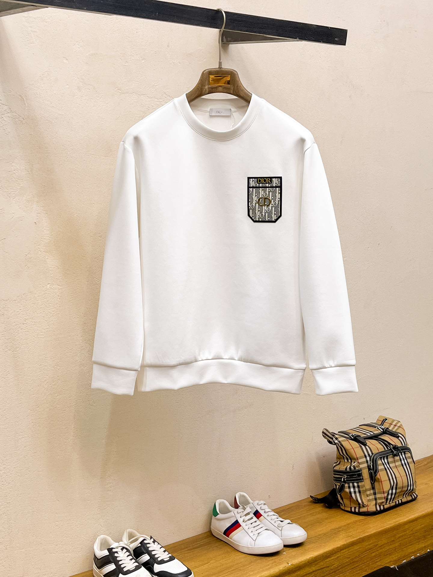 NO:623285,Dior 2025 Autumn and Winter Men's Letter Logo Pullover Space Cotton Sweatshirt Classic OS version, simple yet stylish. Daily sports and leisure business without pressure...Customer-supplied space knitted cotton, made through a micro-knitting three-dimensional process, the inside is as neat as scales, super texture, breathable and comfortable, the details and soft touch are invincible, the first choice for wearing alone! Color White/Black  Size XS/S/M/L,,dior,hoodie,sweatshirts,alexander wang19860909迪奥 2025秋冬男士字母标识套头太空棉卫衣 经典OS版型,简约而不失格调.日常运动休闲商务毫无压力... 客供太空针织棉,经由微型针织立体工艺过程制作,内里鳞甲般工整,质感超强,透气舒适,细节感和触感柔更是无敌,单穿内搭首选! 颜色白色/黑色 尺码XS/S/M/L,,dior,hoodie,sweatshirts,alexander wang,Men's clothing