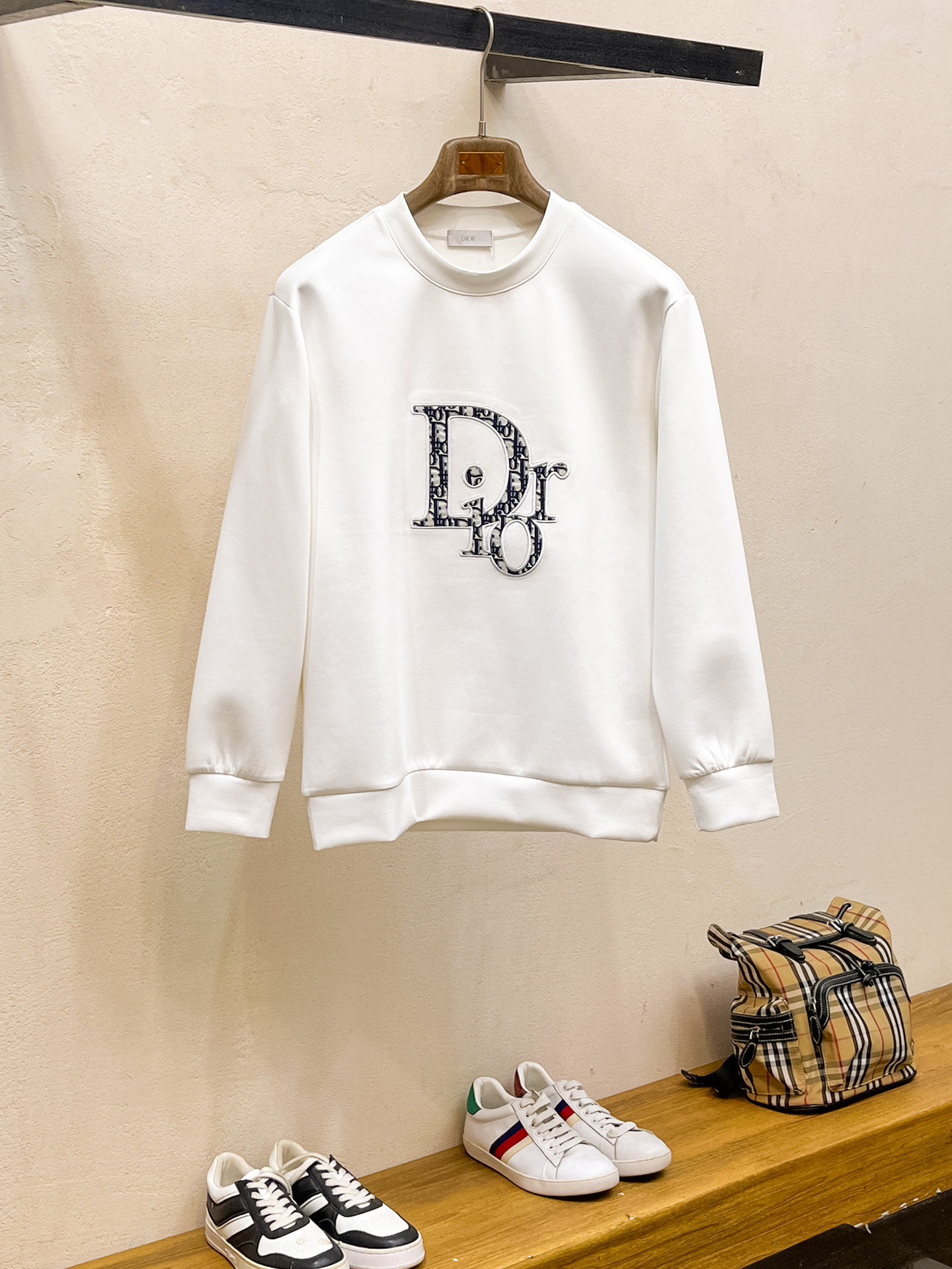 NO:623274,Dior 2025 Autumn and Winter Men's Letter Logo Pullover Space Cotton Sweatshirt Classic OS version, simple yet stylish. Daily sports and leisure business without pressure...Customer-supplied space knitted cotton, made through a micro-knitting three-dimensional process, the inside is as neat as scales, super texture, breathable and comfortable, the details and soft touch are invincible, the first choice for wearing alone! Color White/Black  Size XS/S/M/L,,dior,hoodie,sweatshirts,alexander wang19860909迪奥 2025秋冬男士字母标识套头太空棉卫衣 经典OS版型,简约而不失格调.日常运动休闲商务毫无压力... 客供太空针织棉,经由微型针织立体工艺过程制作,内里鳞甲般工整,质感超强,透气舒适,细节感和触感柔更是无敌,单穿内搭首选! 颜色白色/黑色 尺码XS/S/M/L,,dior,hoodie,sweatshirts,alexander wang,Men's clothing