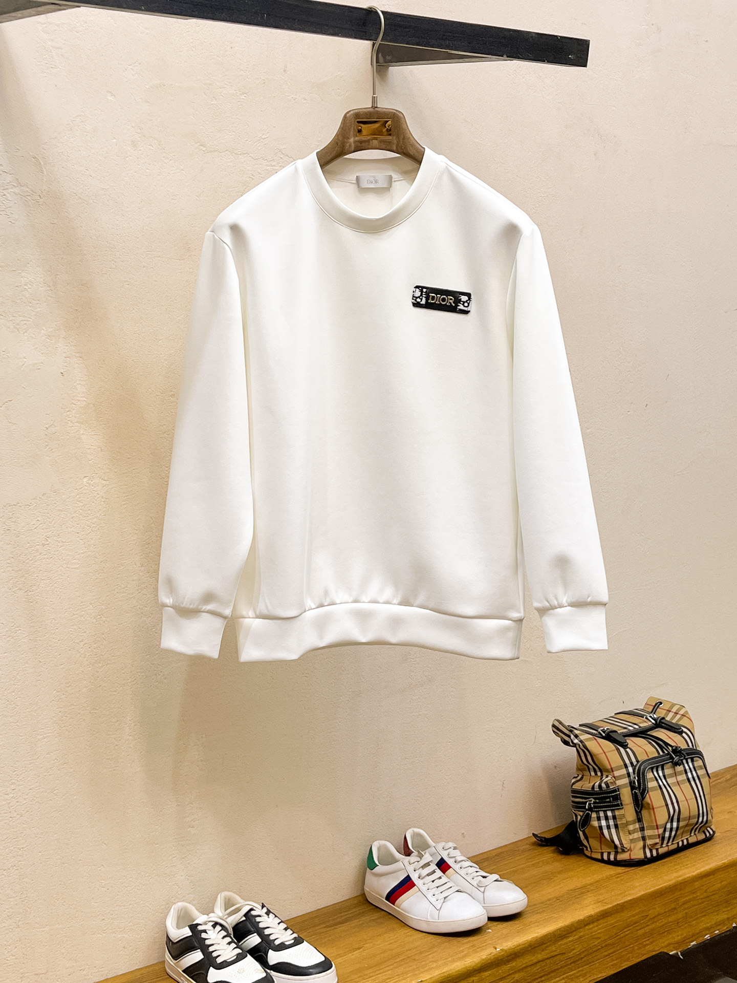 NO:623292,Dior 2025 Autumn and Winter Men's Letter Logo Pullover Space Cotton Sweatshirt Classic OS version, simple yet stylish. No pressure for daily sports, leisure and business...Customer-supplied space knitted cotton, made through a micro-knitting three-dimensional process, the inside is as neat as scales, has a super texture, is breathable and comfortable, and has an invincible sense of detail and soft touch. It is the first choice for wearing alone! Color White/Black  Size XS/S/M/L,,dior,hoodie,sweatshirts,alexander wang19860909迪奥 2025秋冬男士字母标识套头太空棉卫衣 经典OS版型,简约而不失格调.日常运动休闲商务毫无压力... 客供太空针织棉,经由微型针织立体工艺过程制作,内里鳞甲般工整,质感超强,透气舒适,细节感和触感柔更是无敌,单穿内搭首选! 颜色白色/黑色 尺码XS/S/M/L,,dior,hoodie,sweatshirts,alexander wang,Men's clothing