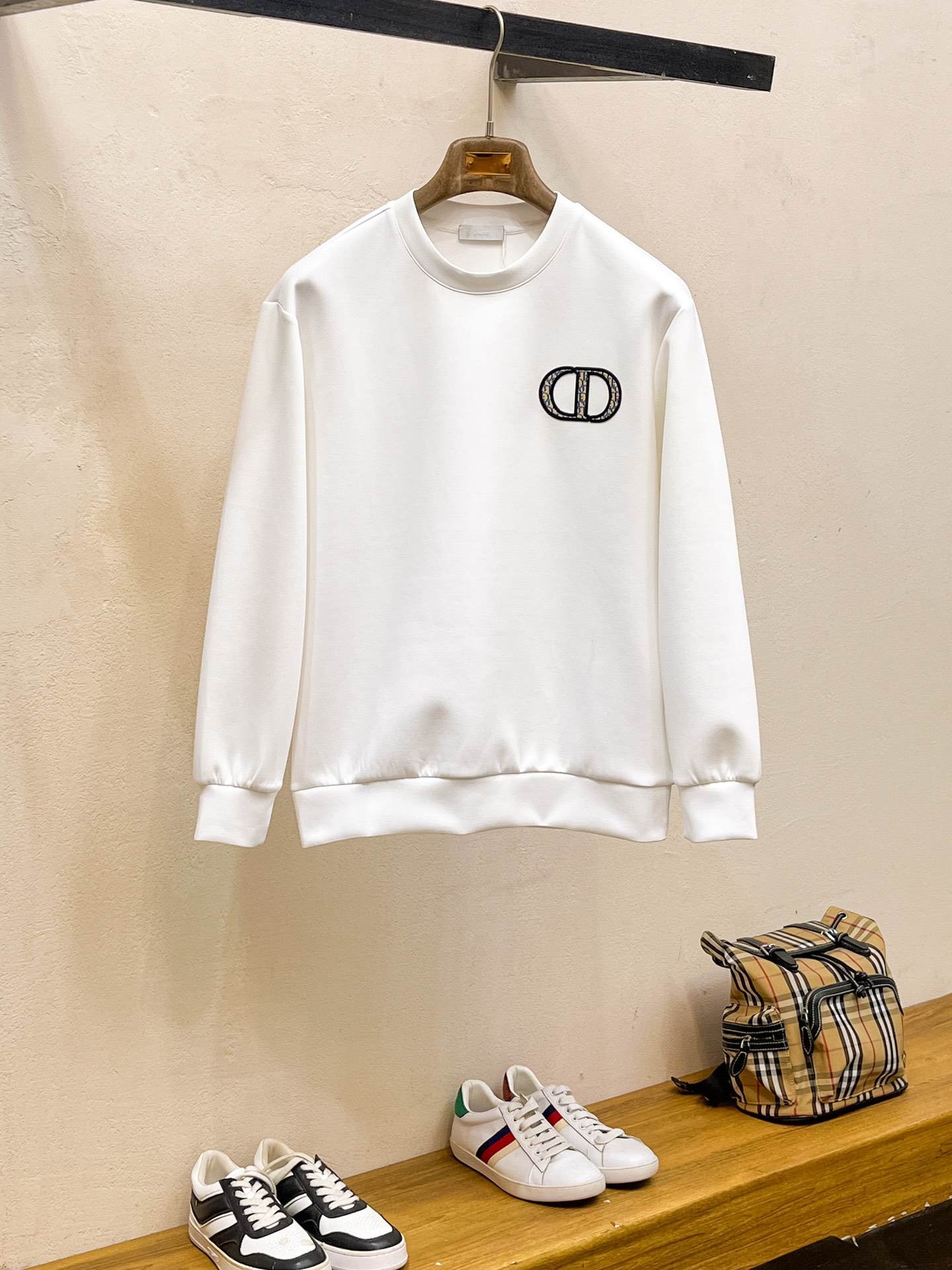 NO:623286,Dior 2025 Autumn and Winter Men's Letter Logo Pullover Space Cotton Sweatshirt Classic OS version, simple yet stylish. No pressure for daily sports, leisure and business...Customer-supplied space knitted cotton, made through a micro-knitting three-dimensional process, the inside is as neat as scales, has a super texture, is breathable and comfortable, and has an invincible sense of detail and soft touch. It is the first choice for wearing alone! Color White/Black  Size XS/S/M/L,,dior,hoodie,sweatshirts,alexander wang19860909迪奥 2025秋冬男士字母标识套头太空棉卫衣 经典OS版型,简约而不失格调.日常运动休闲商务毫无压力... 客供太空针织棉,经由微型针织立体工艺过程制作,内里鳞甲般工整,质感超强,透气舒适,细节感和触感柔更是无敌,单穿内搭首选! 颜色白色/黑色 尺码XS/S/M/L,,dior,hoodie,sweatshirts,alexander wang,Men's clothing