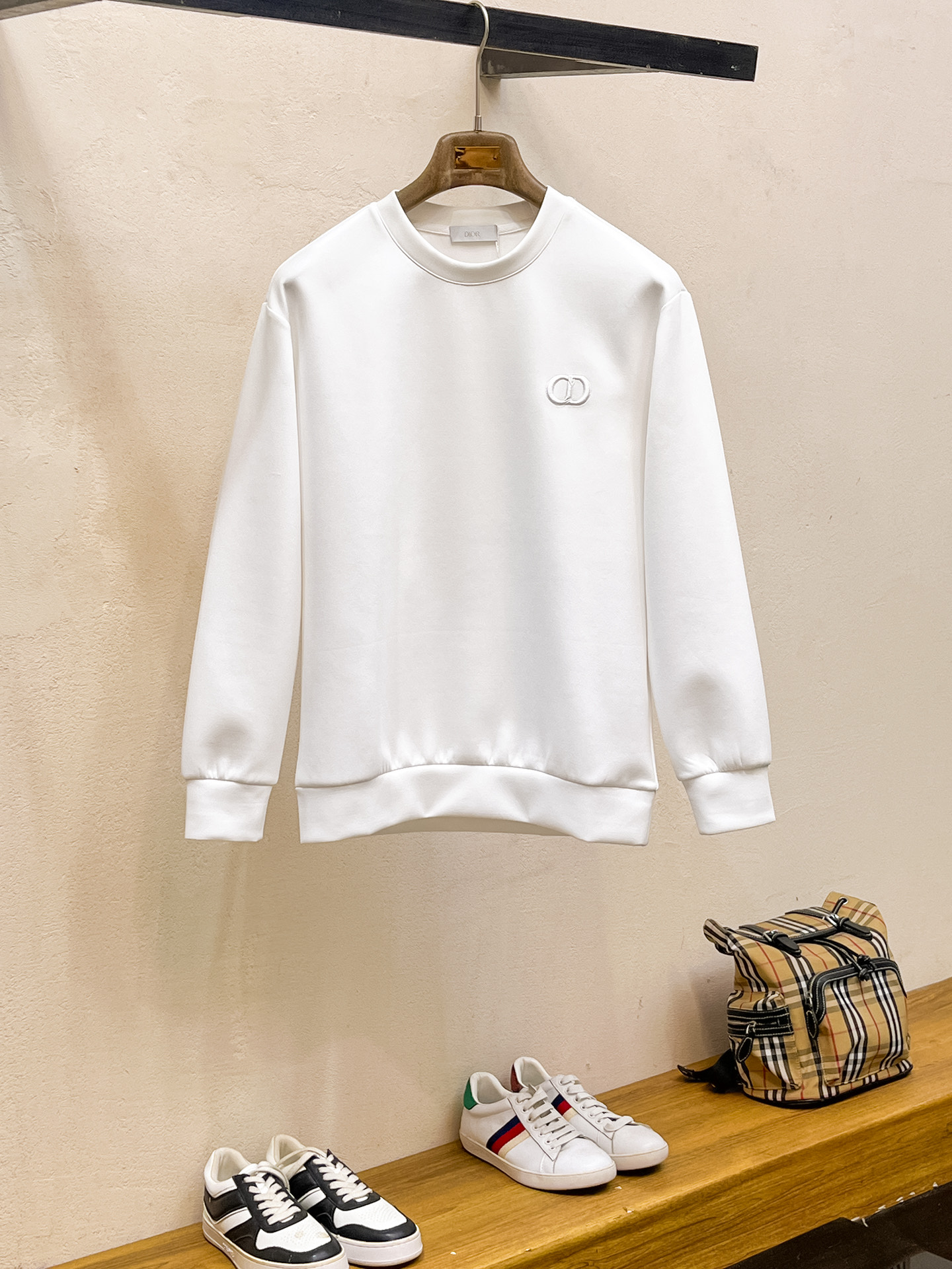 NO:623268,Dior 2025 Autumn and Winter Men's Letter Logo Pullover Space Cotton Sweatshirt Classic OS version, simple yet stylish. Daily sports and leisure business without pressure...Customer-supplied space knitted cotton, made through a micro-knitting three-dimensional process, the inside is as neat as scales, super texture, breathable and comfortable, the details and soft touch are invincible, the first choice for wearing alone! Color White/Black  Size XS/S/M/L,,dior,hoodie,sweatshirts,alexander wang19860909迪奥 2025秋冬男士字母标识套头太空棉卫衣 经典OS版型,简约而不失格调.日常运动休闲商务毫无压力... 客供太空针织棉,经由微型针织立体工艺过程制作,内里鳞甲般工整,质感超强,透气舒适,细节感和触感柔更是无敌,单穿内搭首选! 颜色白色/黑色 尺码XS/S/M/L,,dior,hoodie,sweatshirts,alexander wang,Men's clothing